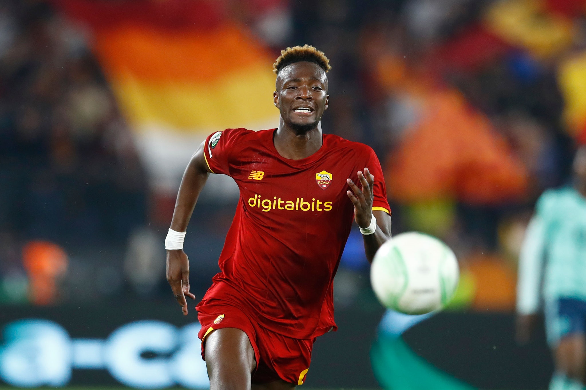 Tammy Abraham of A.S. Roma playing soccer HD Wallpaper