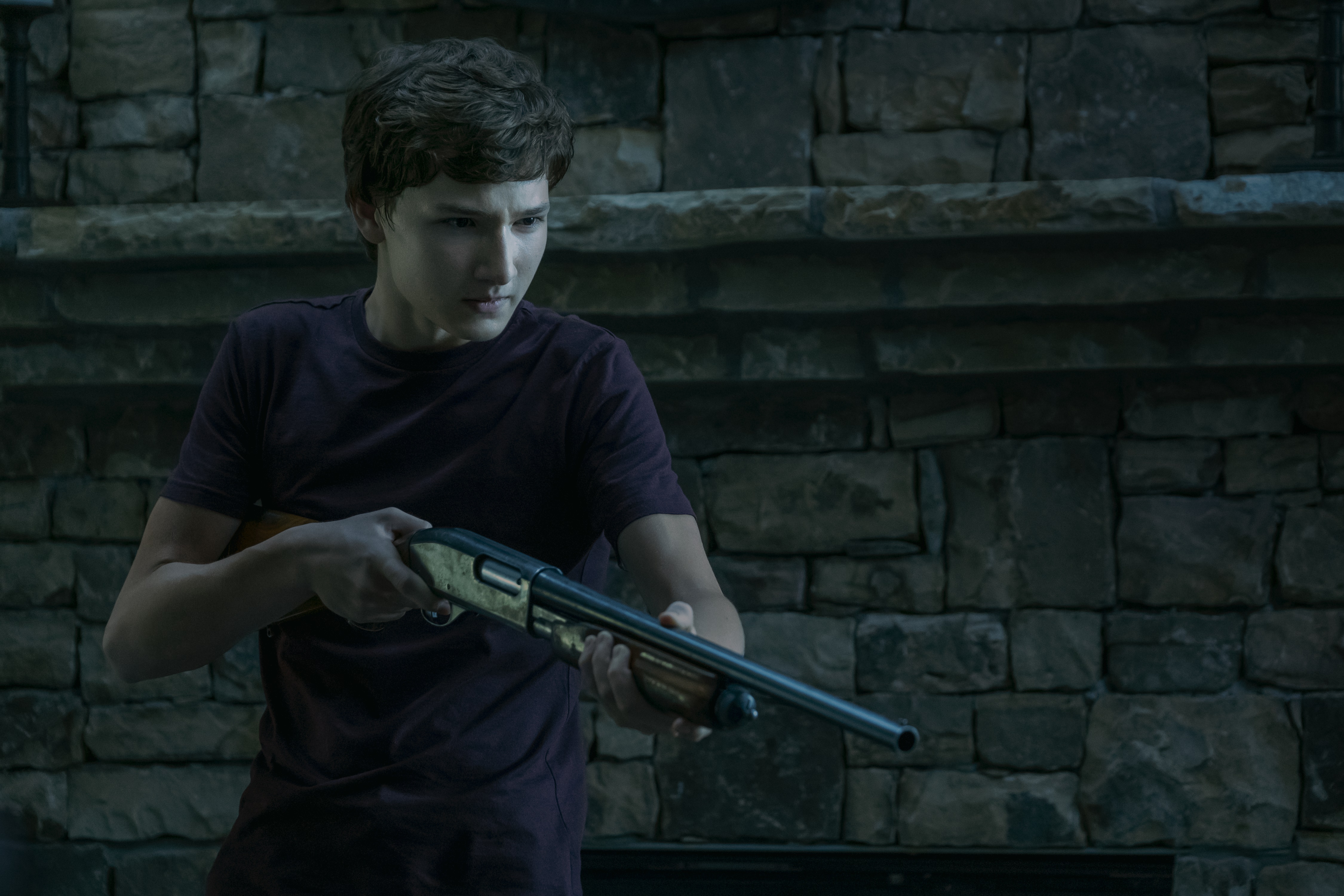 Jonah Byrde from Ozark holding a shotgun HD Wallpaper