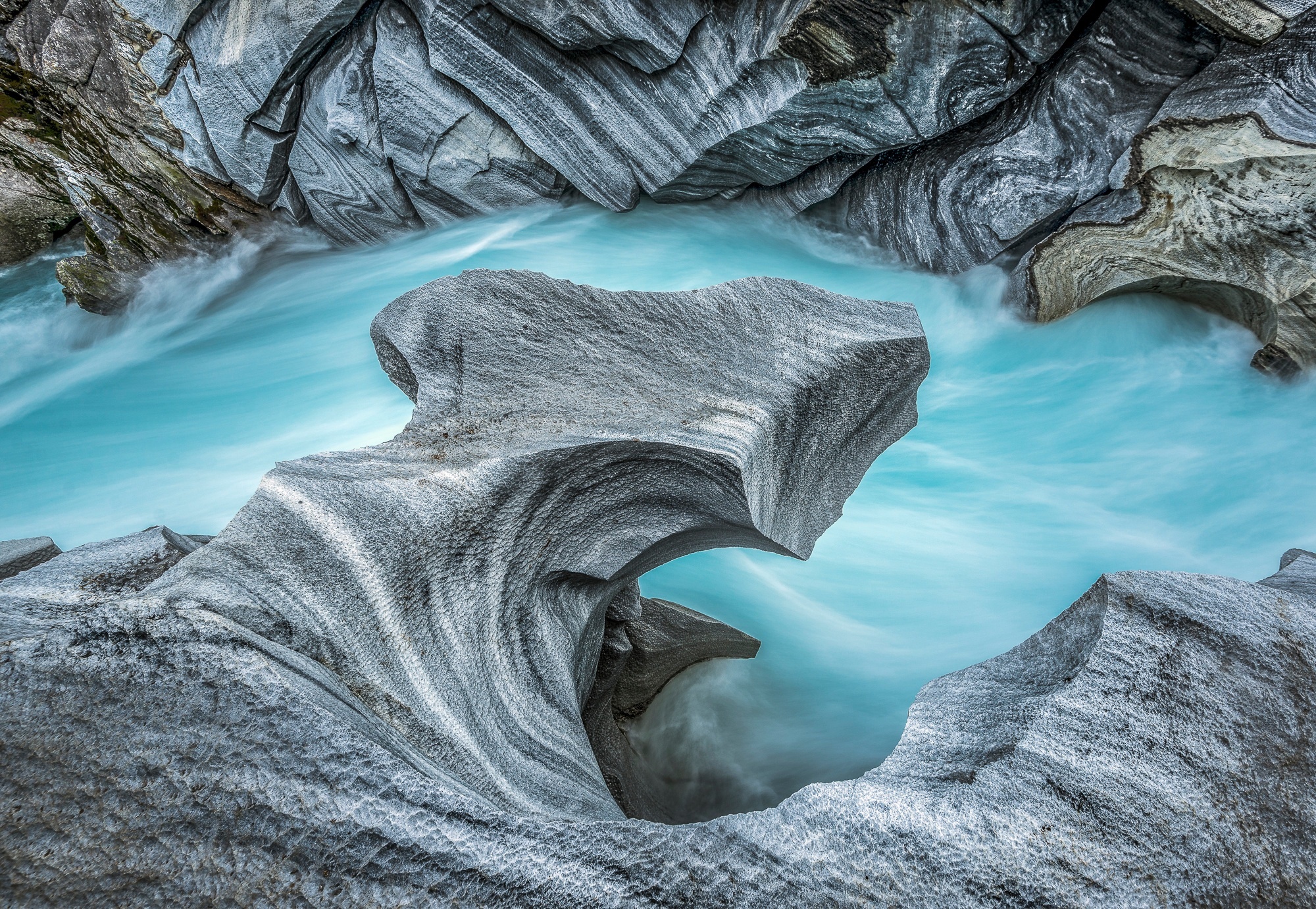Turquoise river flowing through marble canyon HD Wallpaper