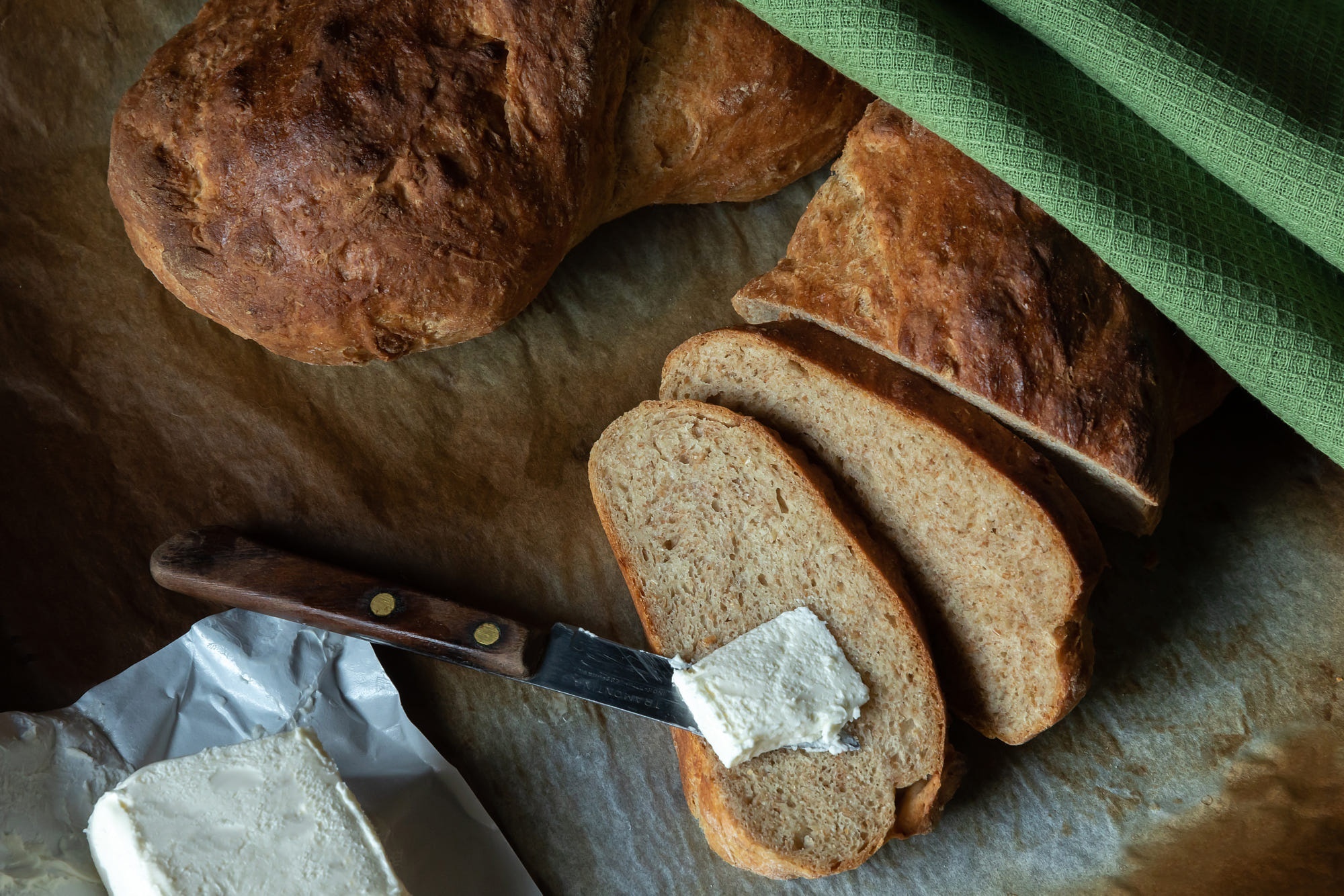 Bread with butter and green napkin HD Wallpaper