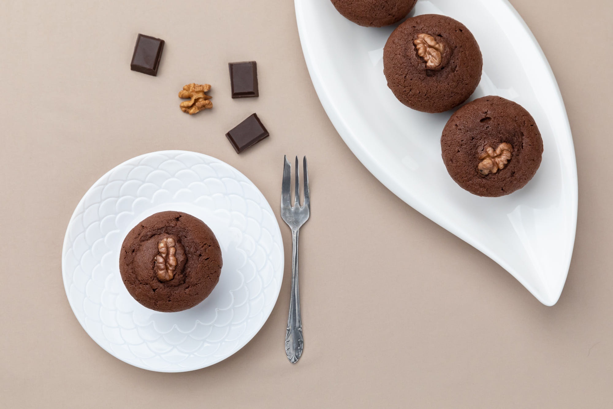 Chocolate cupcakes with walnuts and chocolate pieces HD Wallpaper