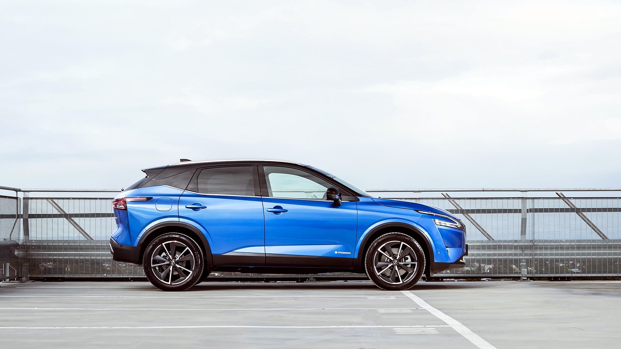 Blue Nissan Qashqai e-POWER parked on rooftop HD Wallpaper