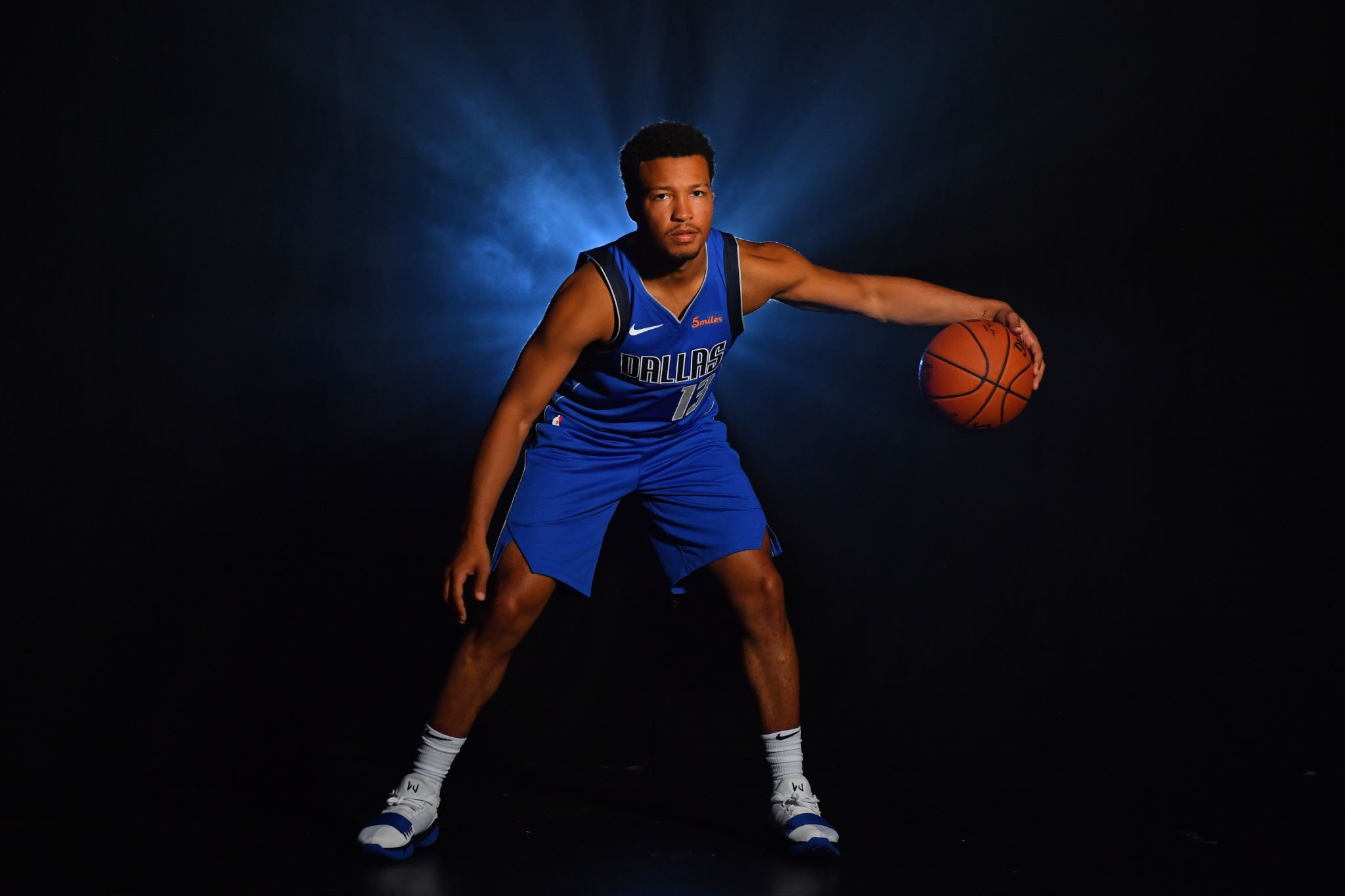 Jalen Brunson dribbling a basketball HD Wallpaper