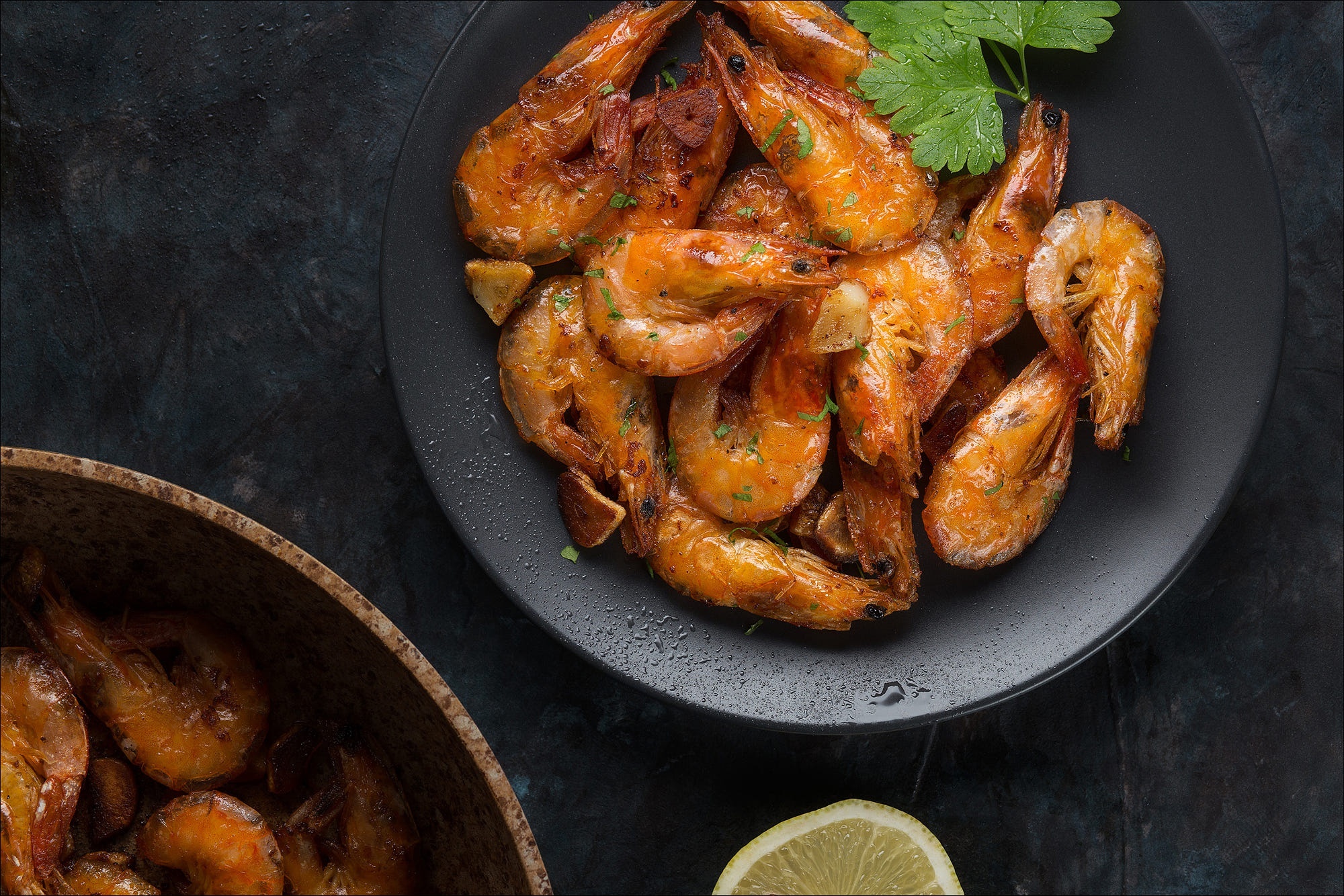 Cooked Shrimp on a Black Plate with Parsley HD Wallpaper