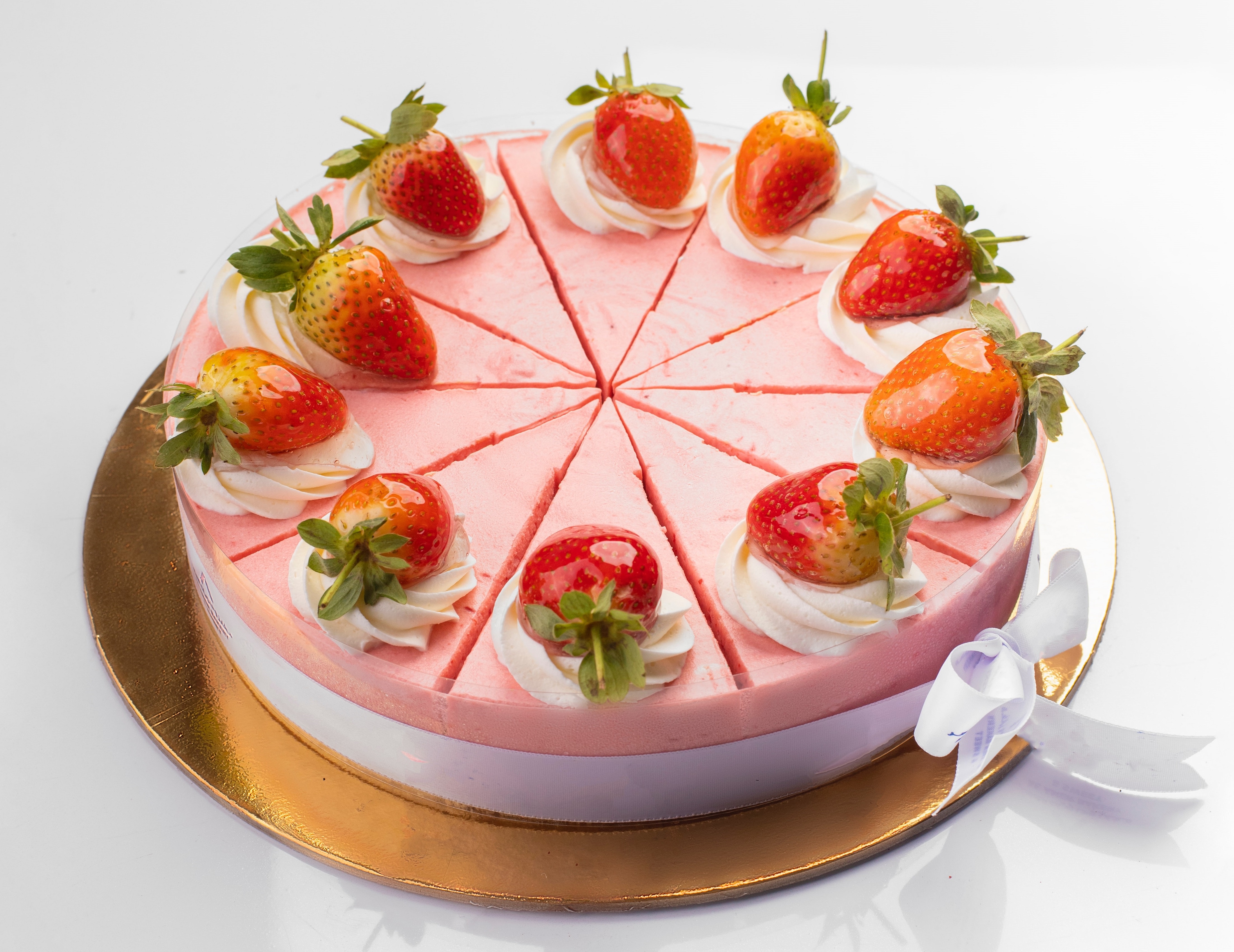 Strawberry cake with whipped cream and fresh strawberries HD Wallpaper