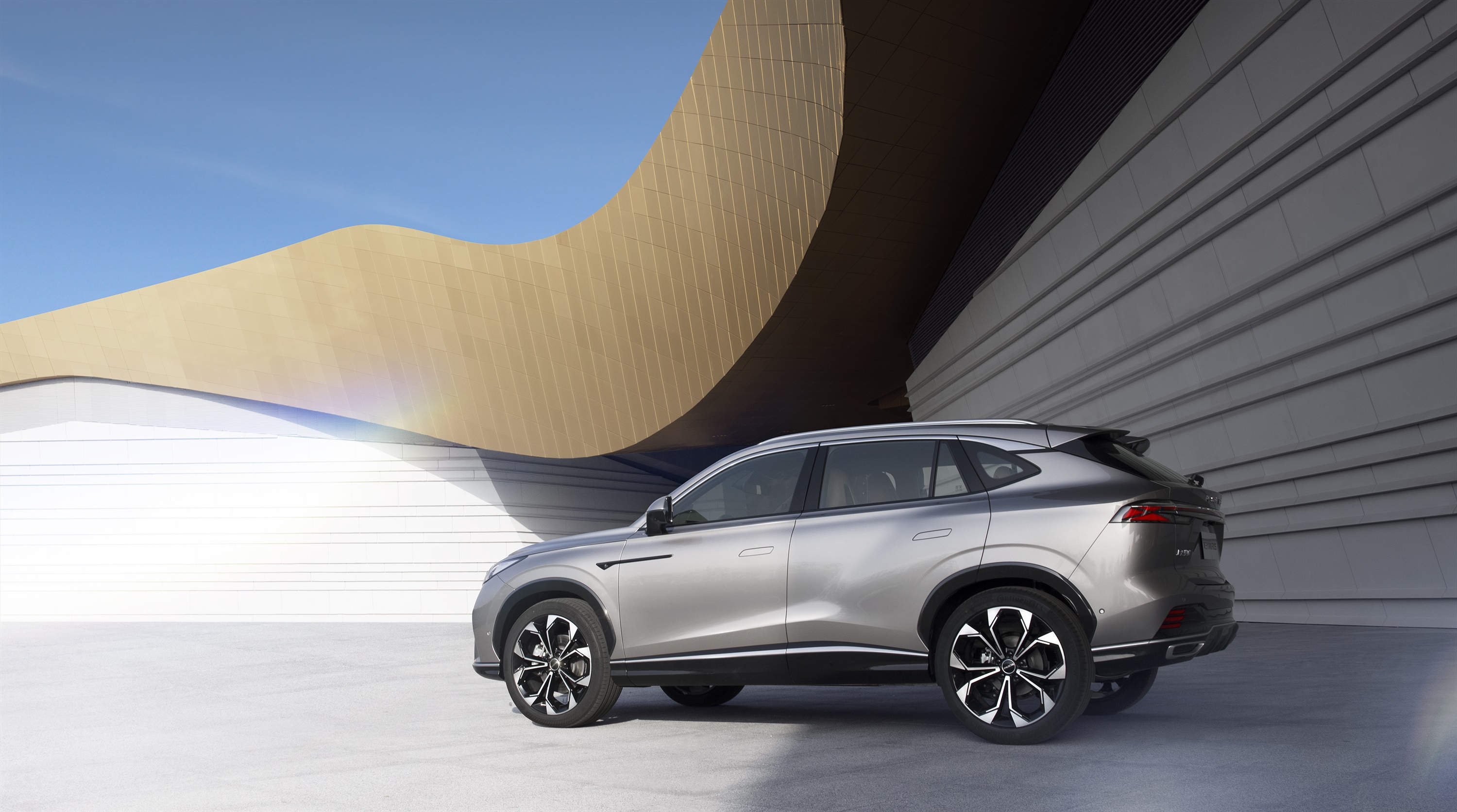 Roewe RX5 SUV parked near modern architecture HD Wallpaper