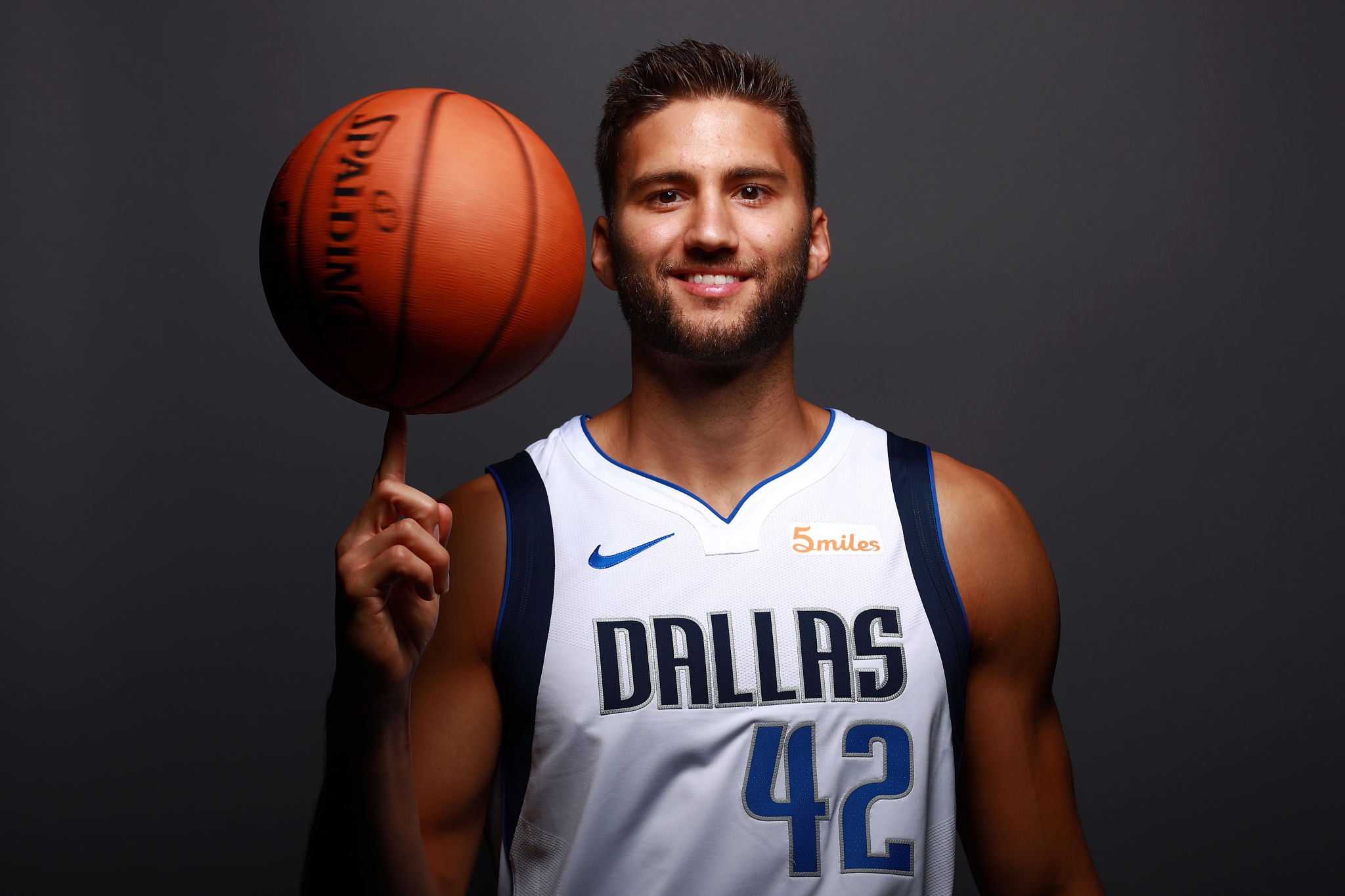 Maxi Kleber spinning a basketball HD Wallpaper