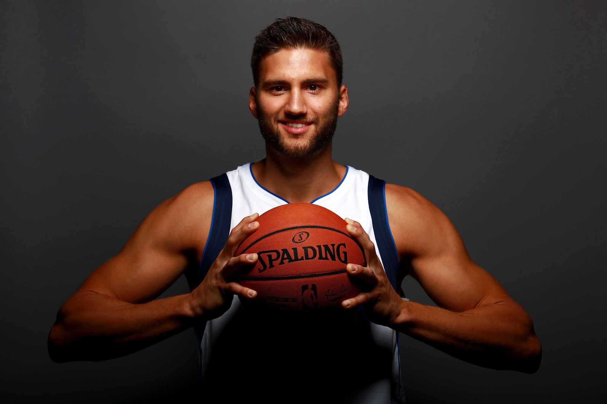 Maxi Kleber holding a Spalding basketball HD Wallpaper