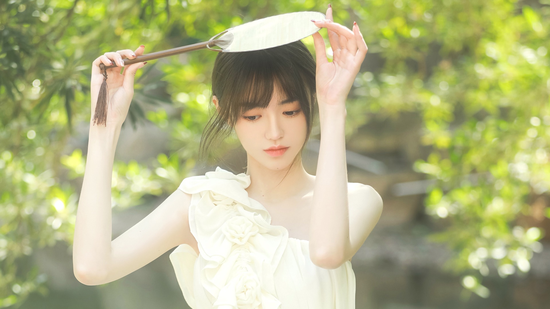 Young Asian woman holding a fan HD Wallpaper
