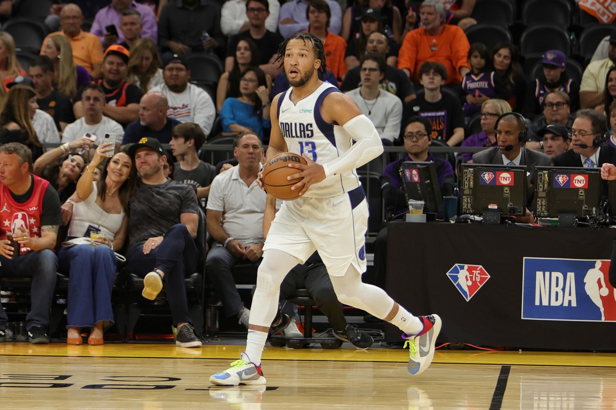 Jalen Brunson of the Dallas Mavericks dribbles the ball HD Wallpaper