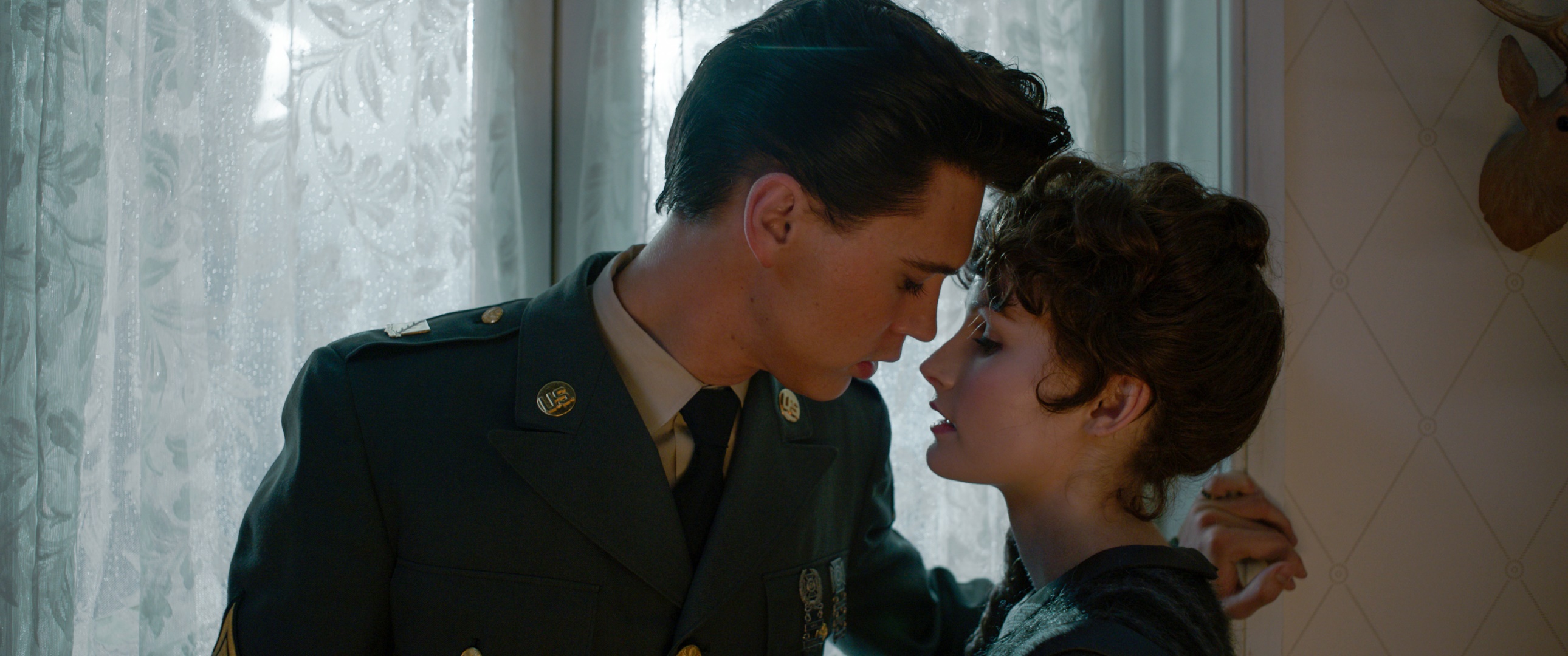 Austin Butler as Elvis Presley in Military Uniform HD Wallpaper