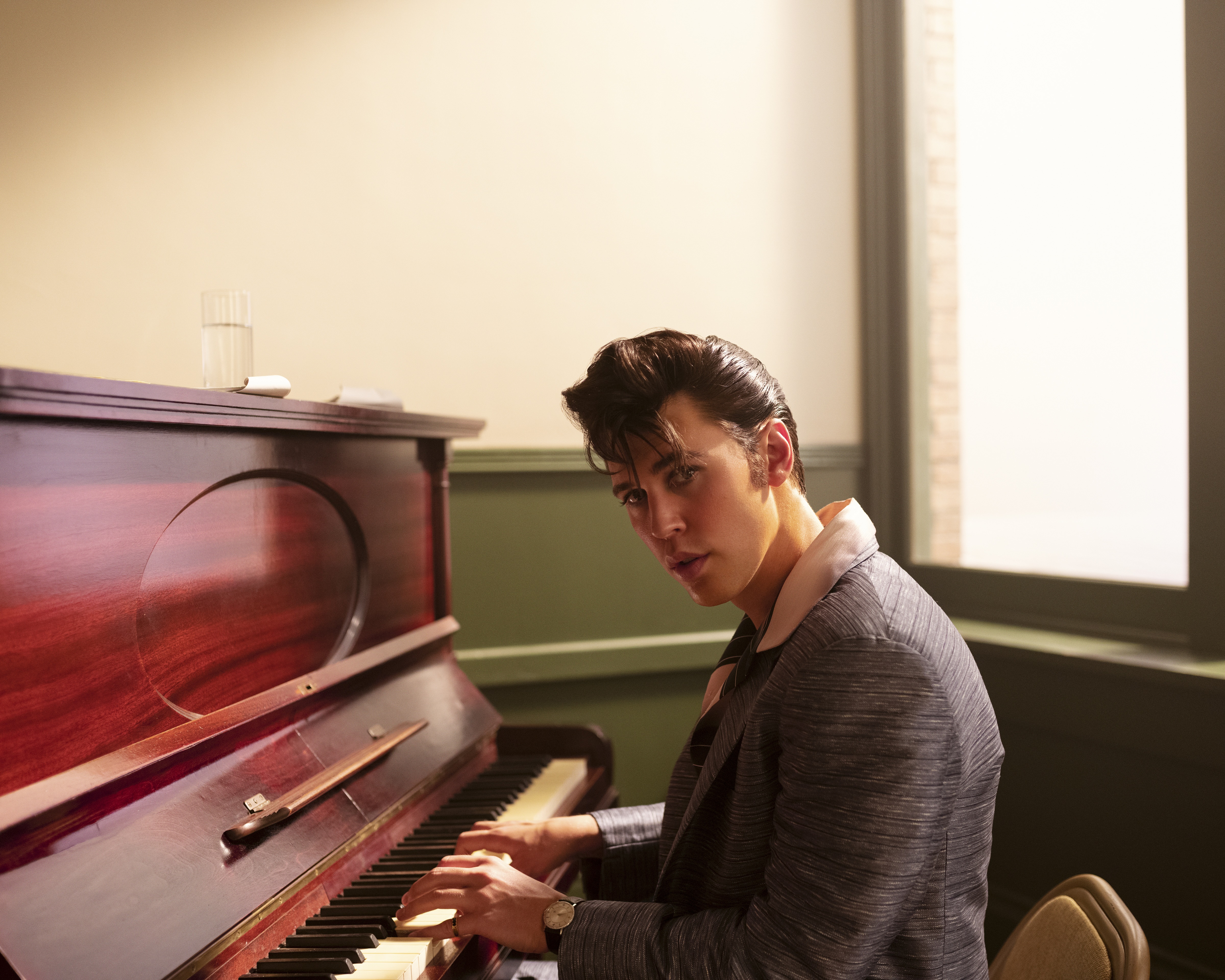 Austin Butler as Elvis Presley playing piano HD Wallpaper