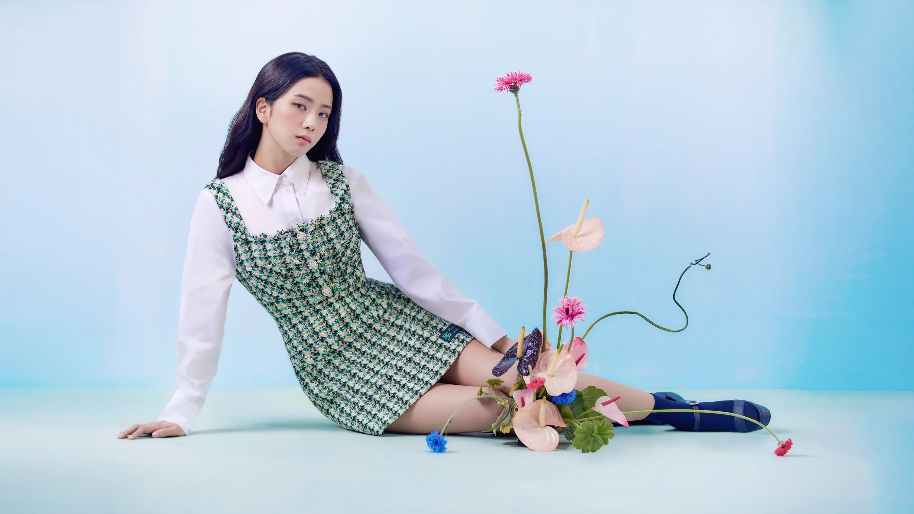Jisoo from Blackpink sitting with flowers HD Wallpaper