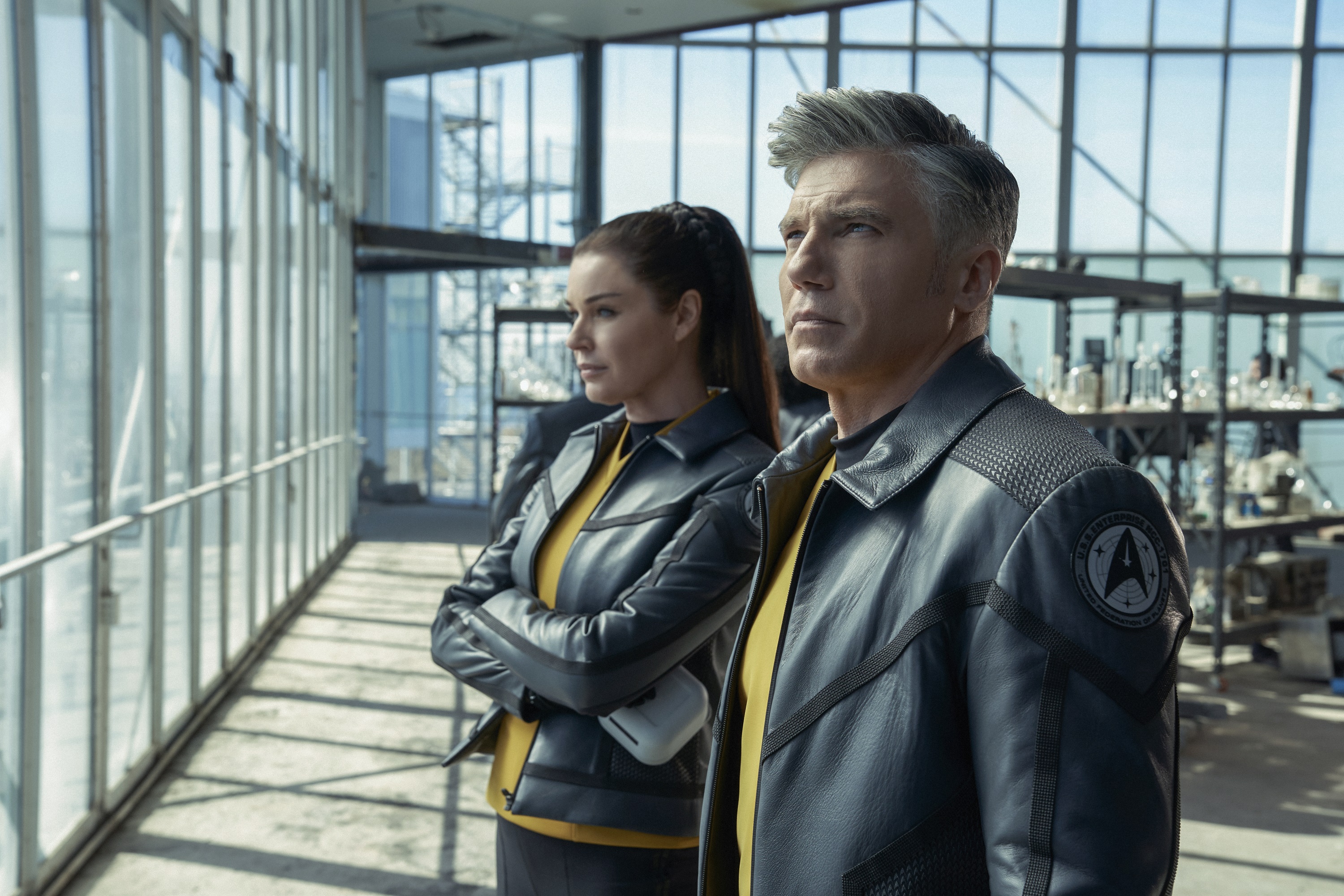 Christopher Pike and Una Chin-Riley from Star Trek: Strange New Worlds HD Wallpaper