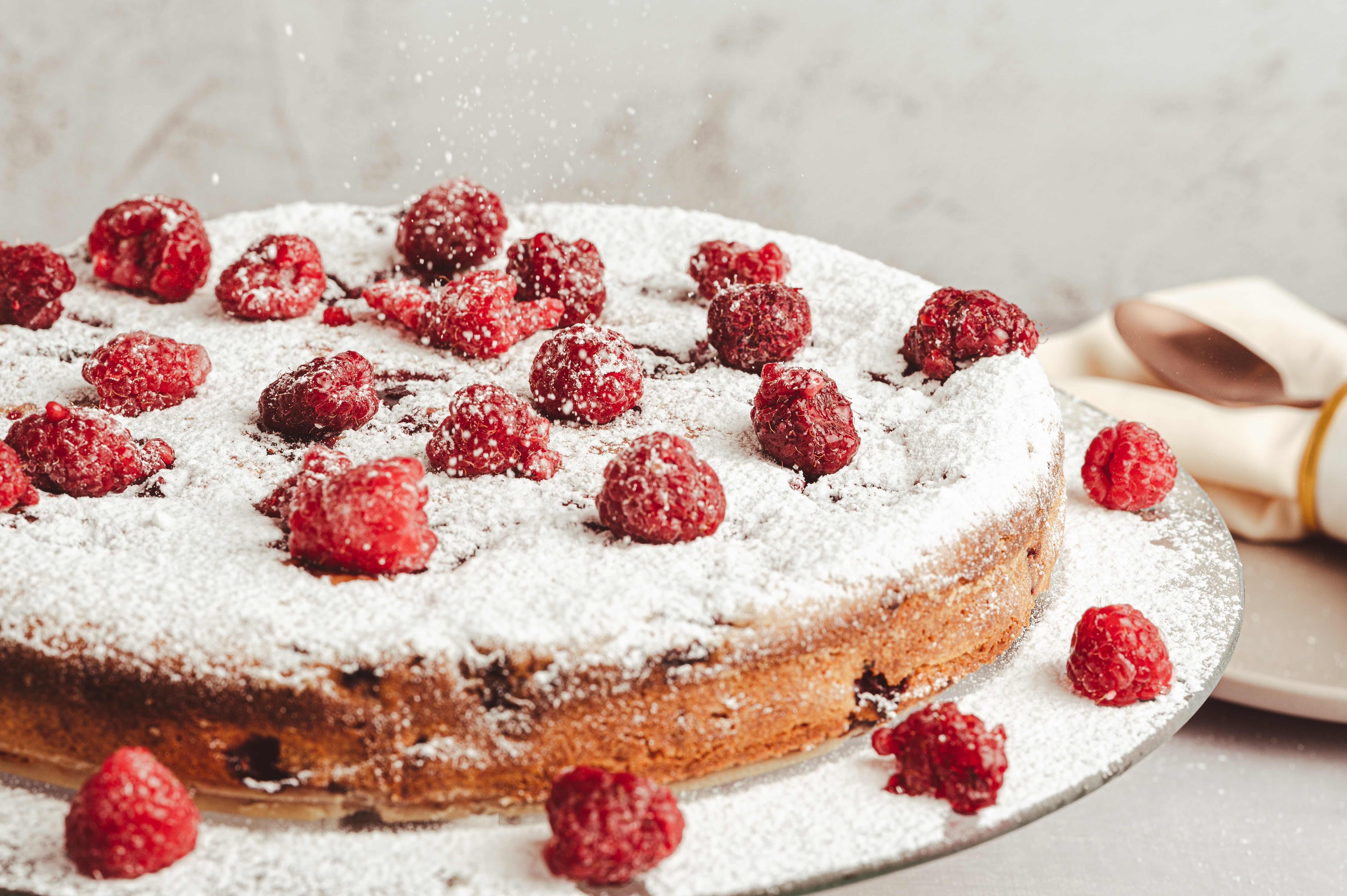 Raspberry cake with powdered sugar HD Wallpaper