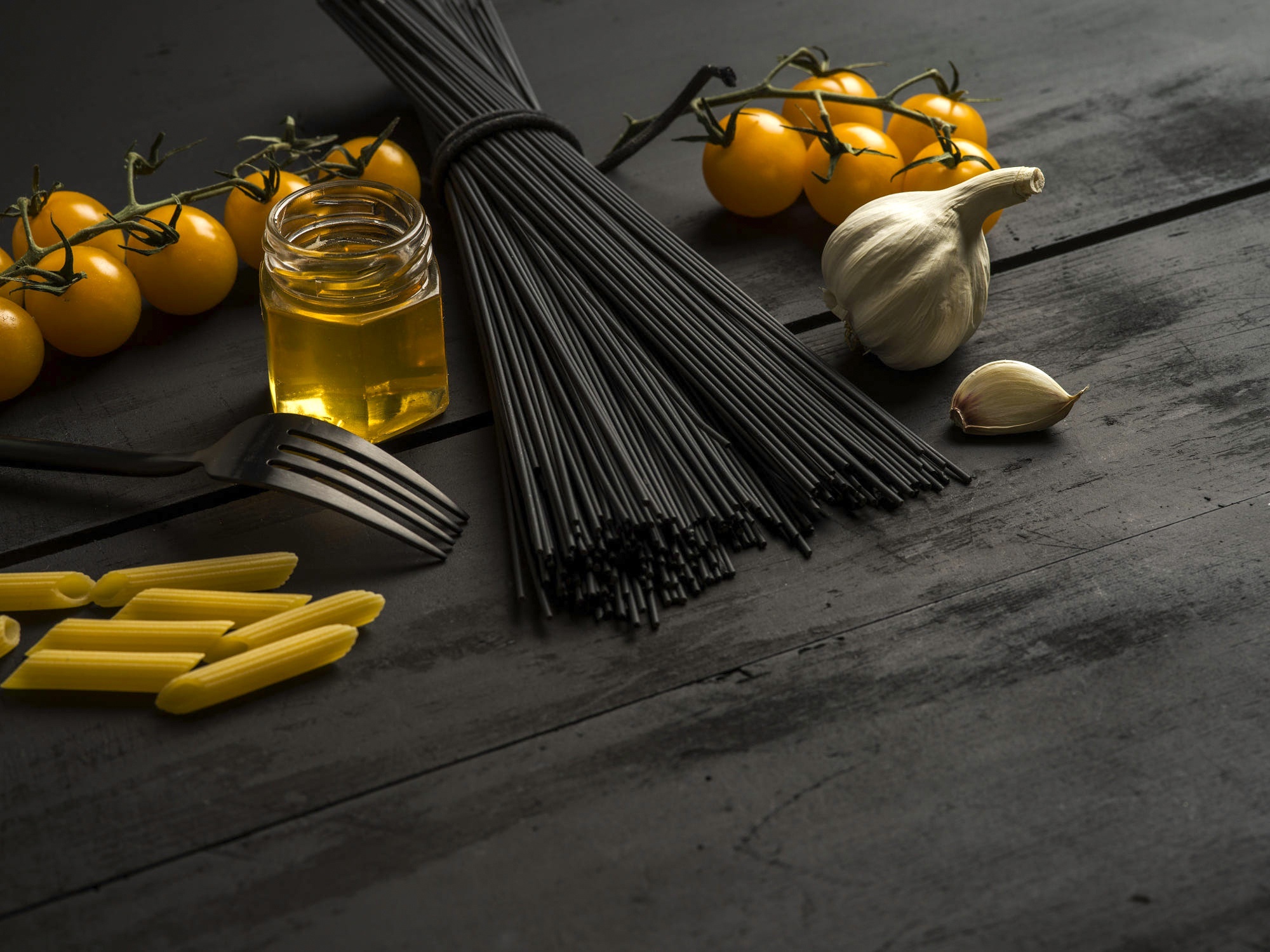 Black spaghetti with tomatoes, garlic, oil, and pasta HD Wallpaper