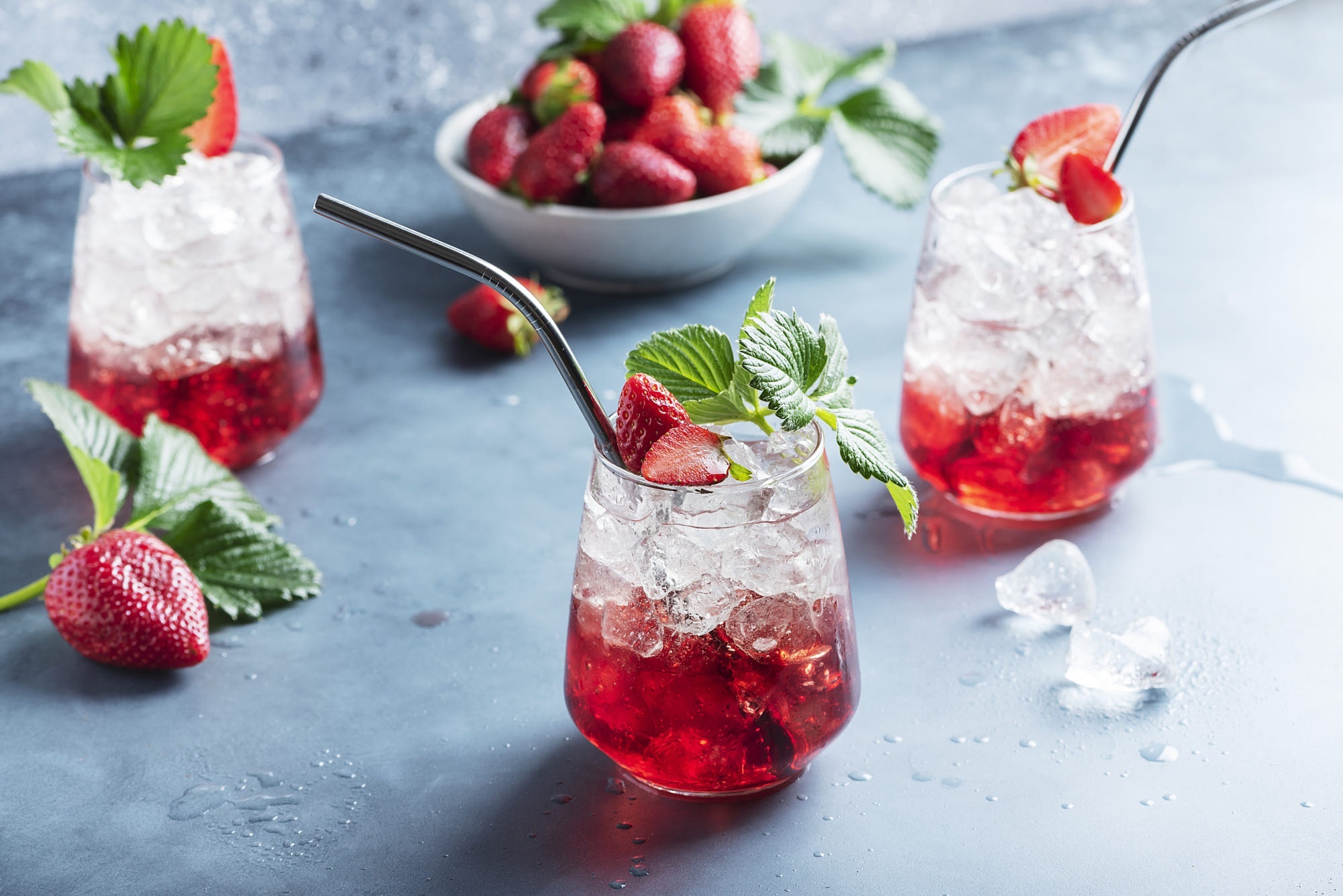 Strawberry cocktails with ice and mint HD Wallpaper