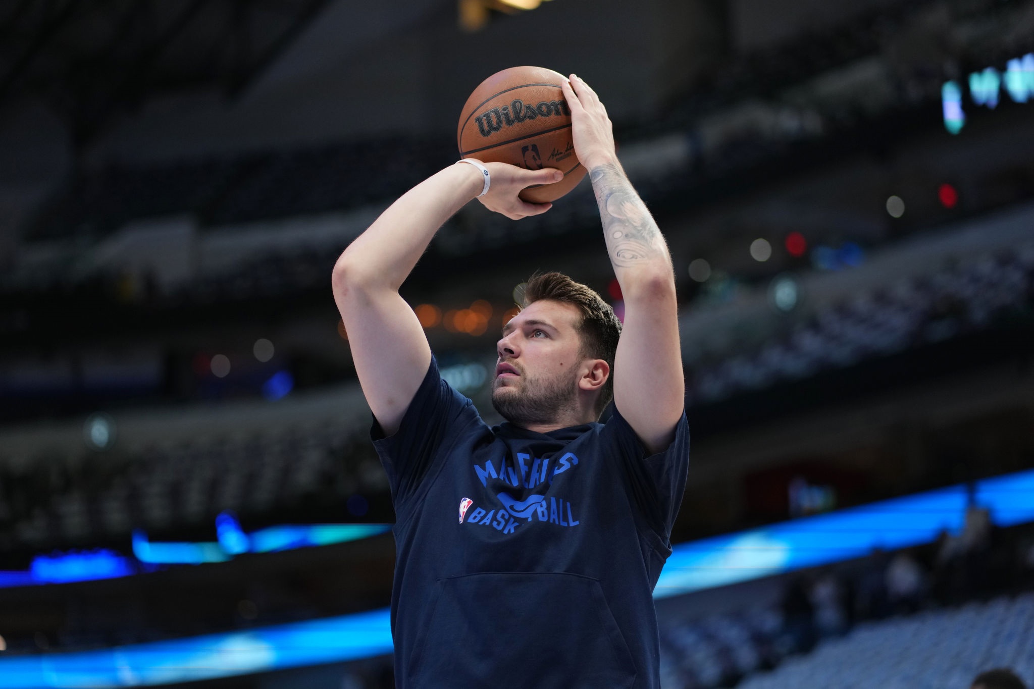 Luka Dončić shooting a basketball HD Wallpaper