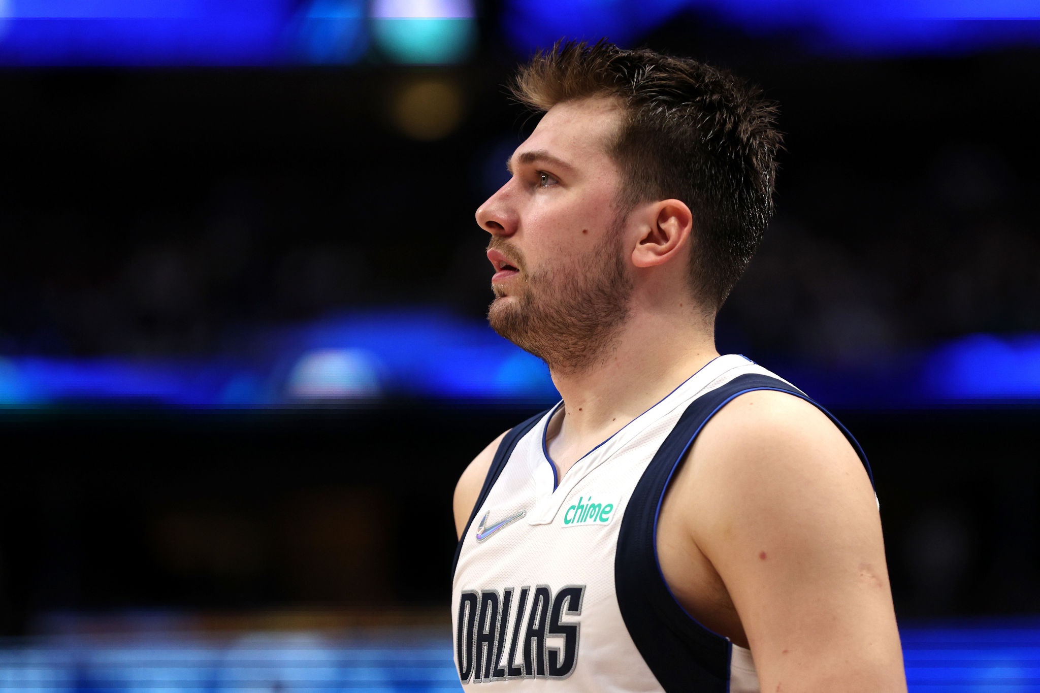Luka Dončić in Dallas Mavericks uniform HD Wallpaper