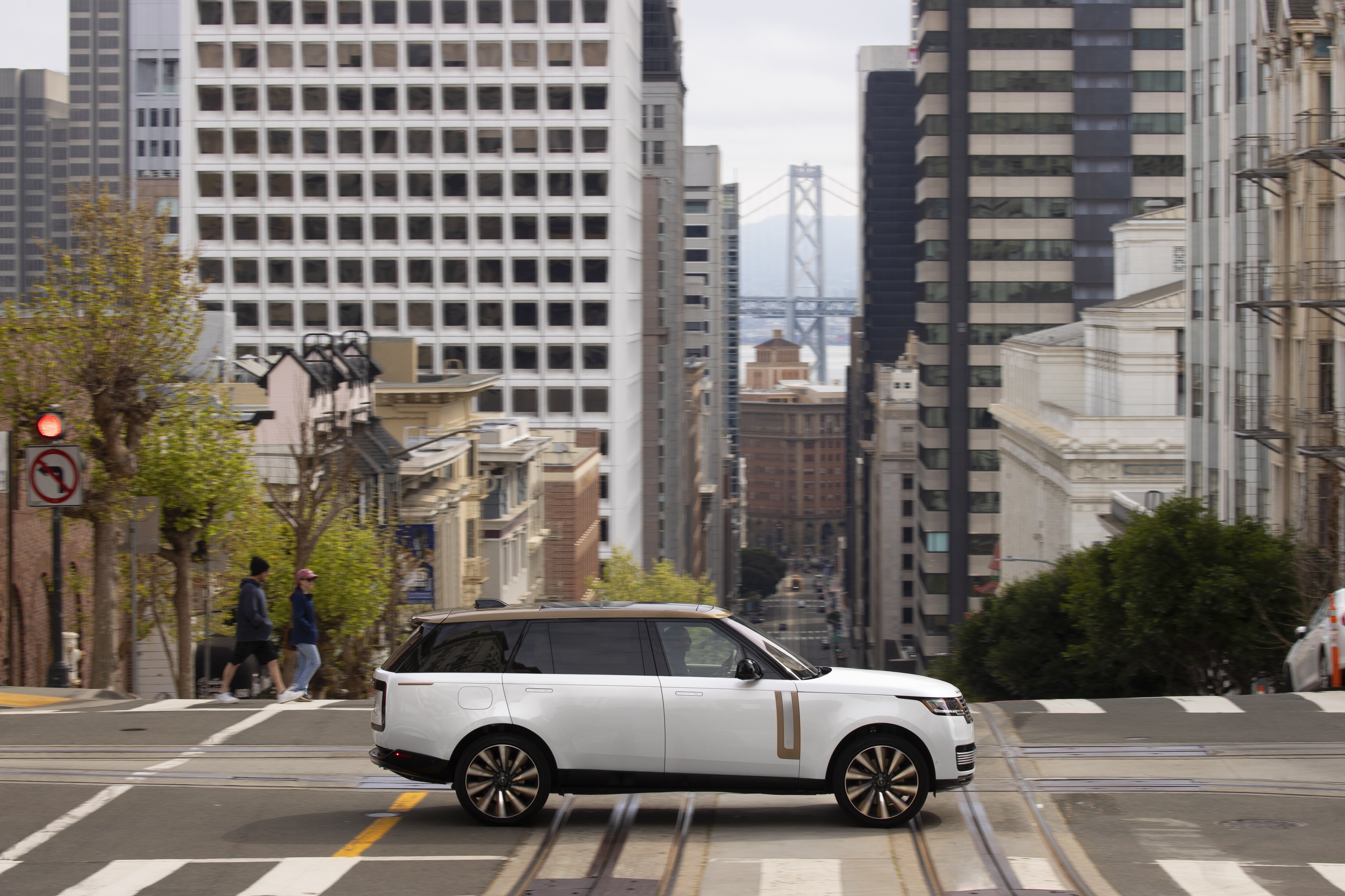 2023 Range Rover SV Serenity P530 LWB on San Francisco street HD Wallpaper