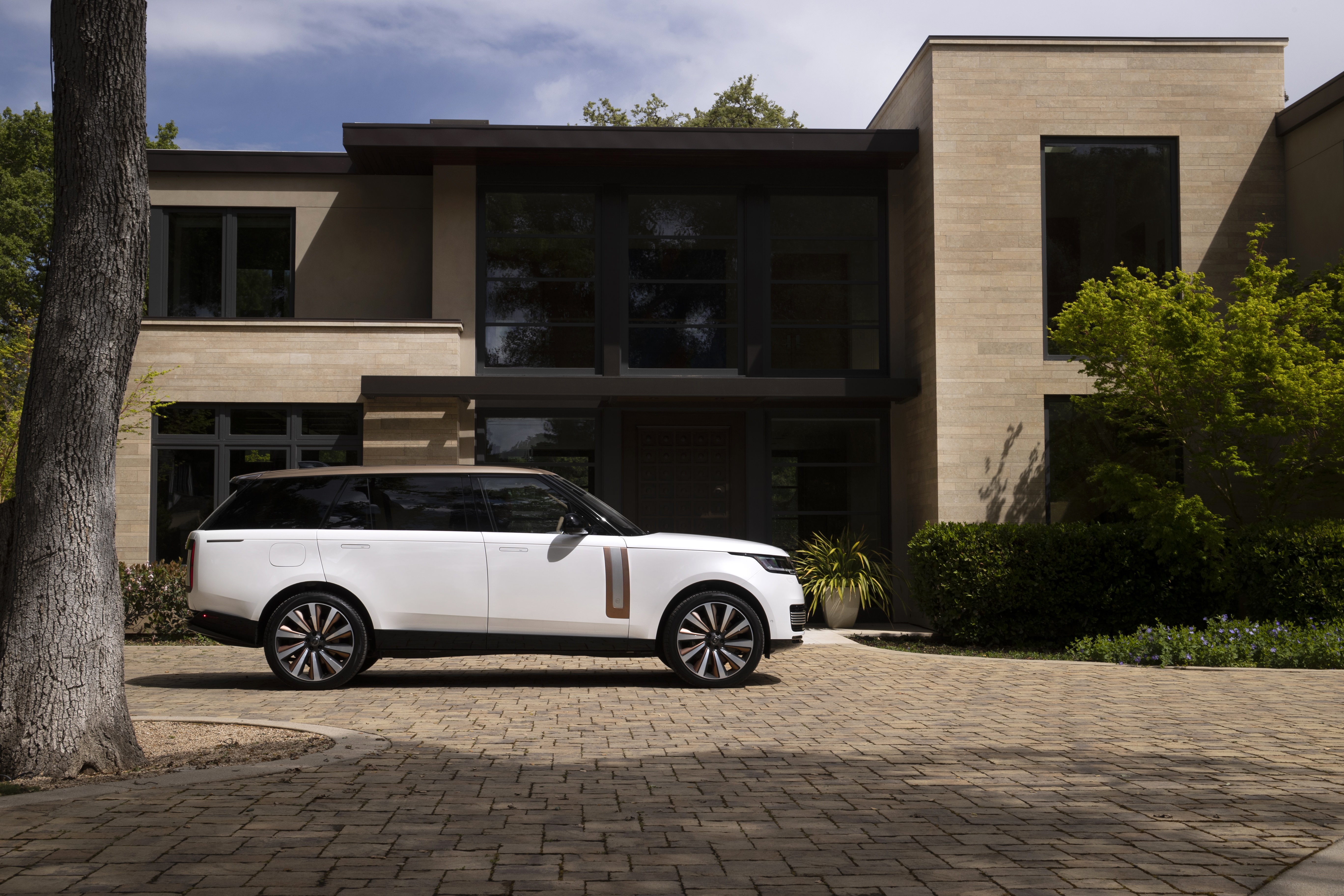 2023 Range Rover SV Serenity P530 LWB parked in front of a modern house HD Wallpaper