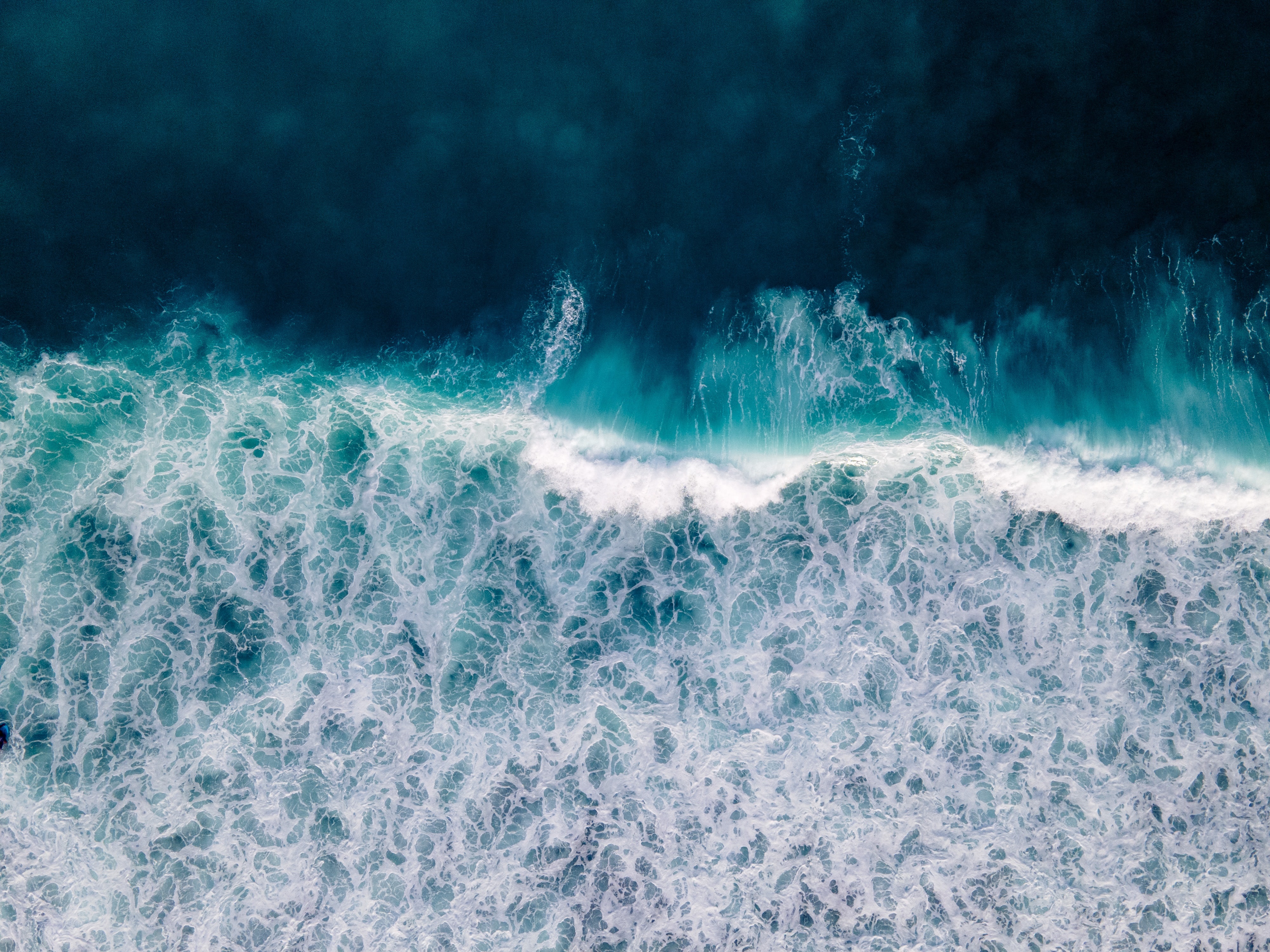 Aerial view of ocean waves crashing HD Wallpaper