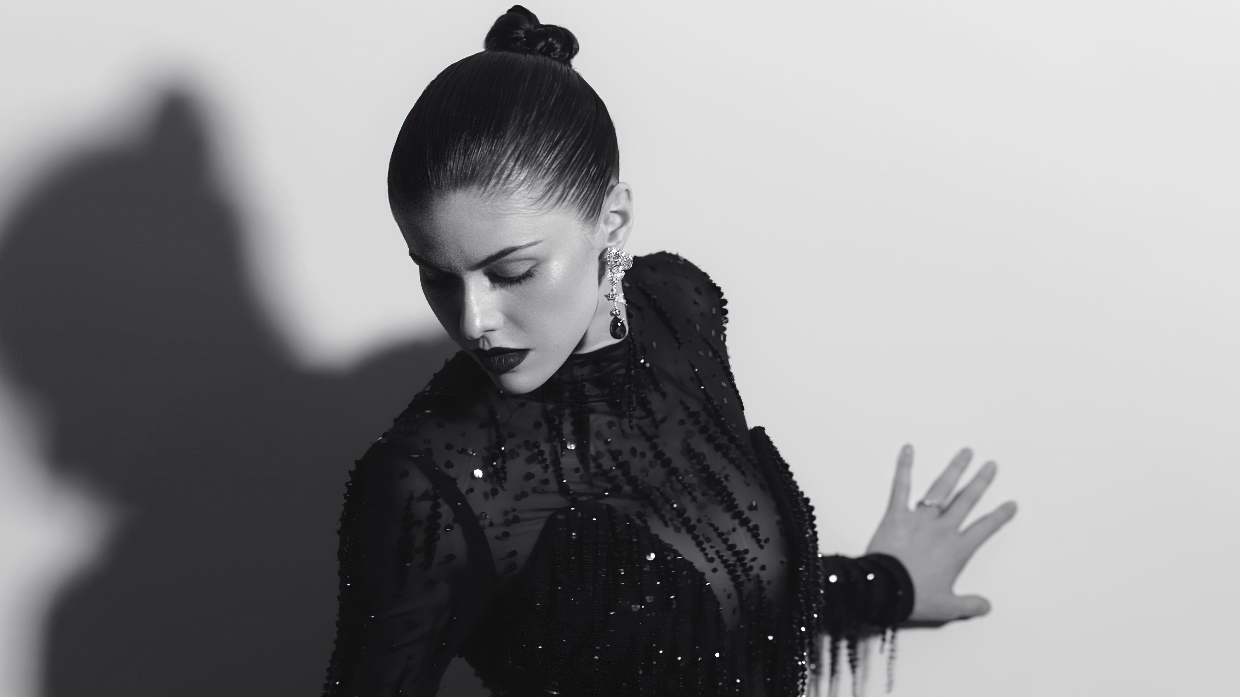Alexandra Daddario monochrome photoshoot 4K HD Wallpaper