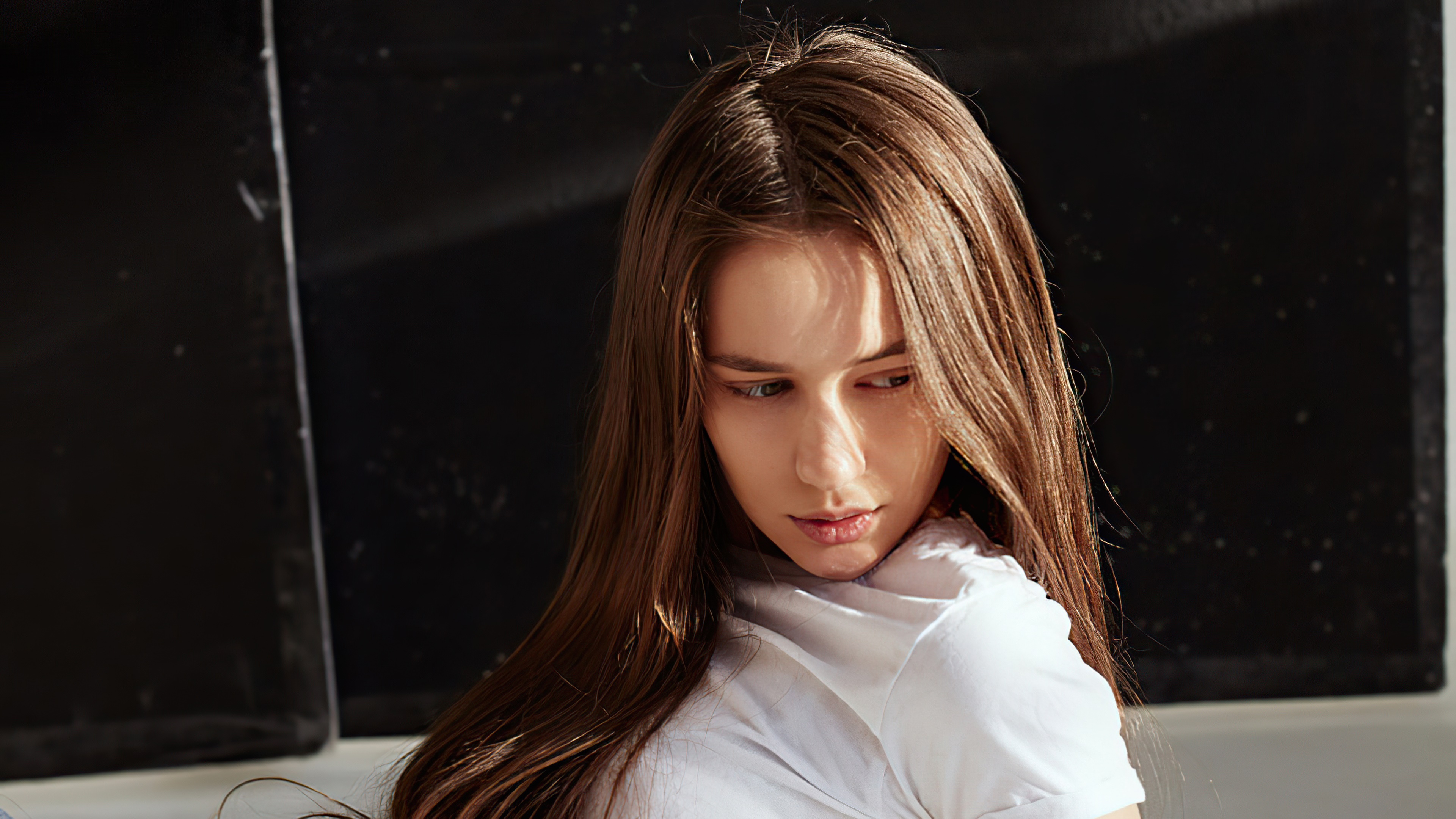 Beautiful blonde model in white shirt HD Wallpaper