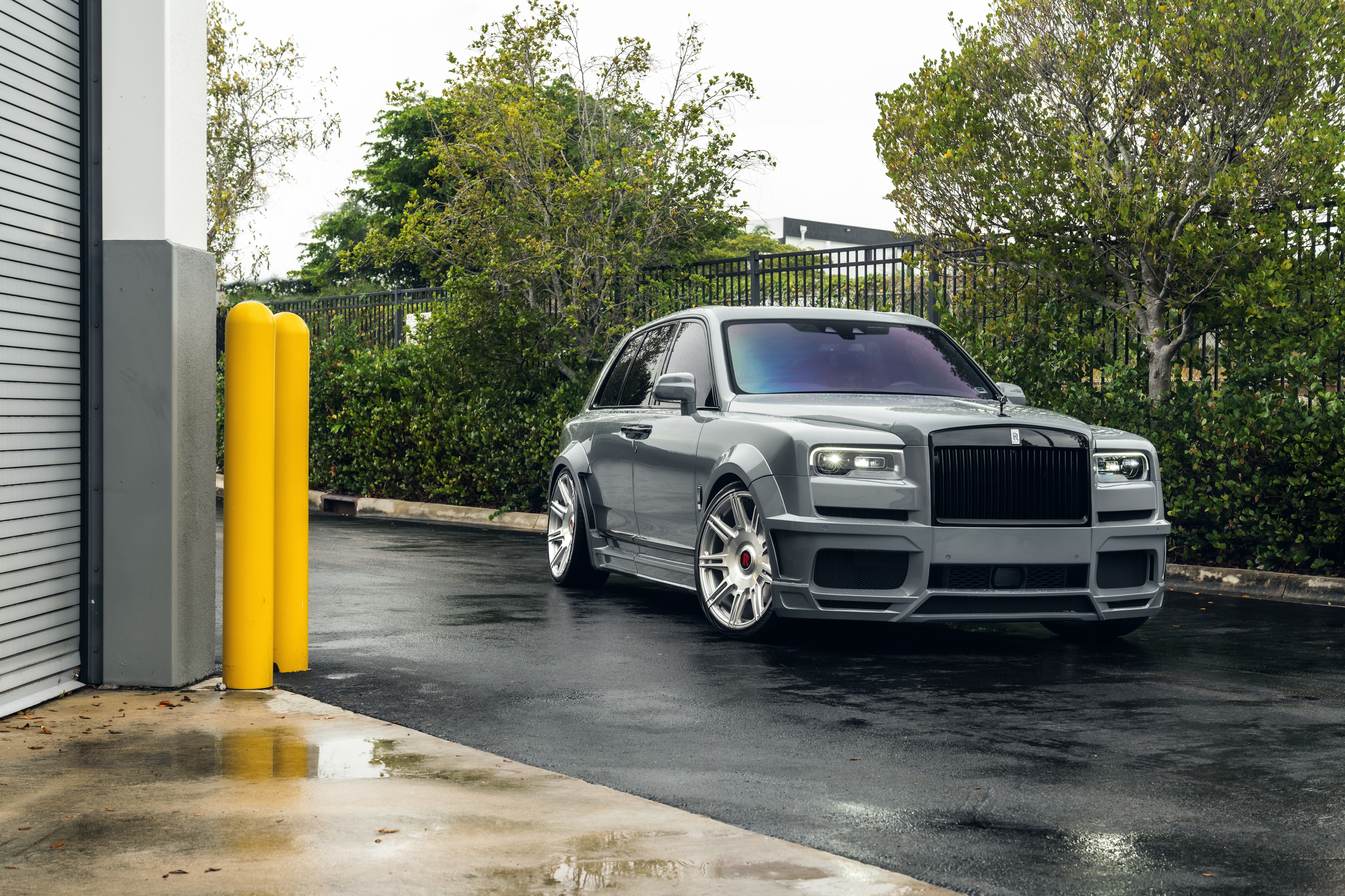 Rolls Royce Cullinan with custom body kit HD Wallpaper