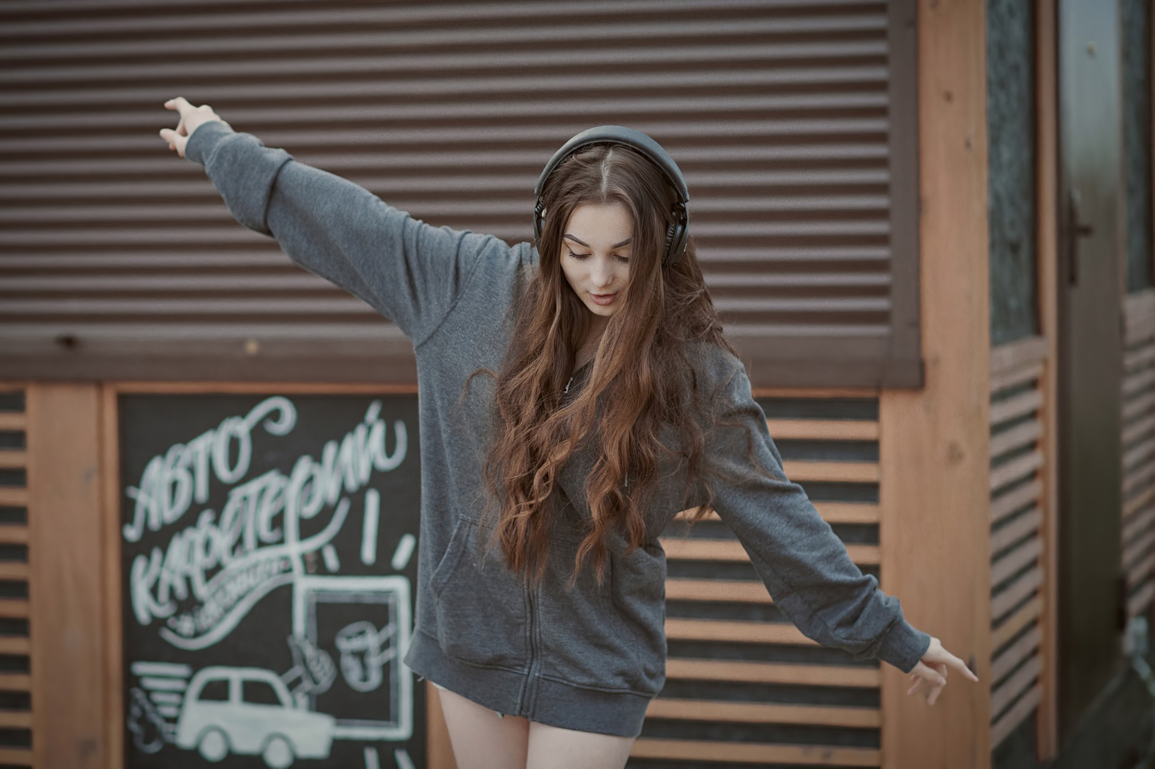 Girl with headphones dancing HD Wallpaper
