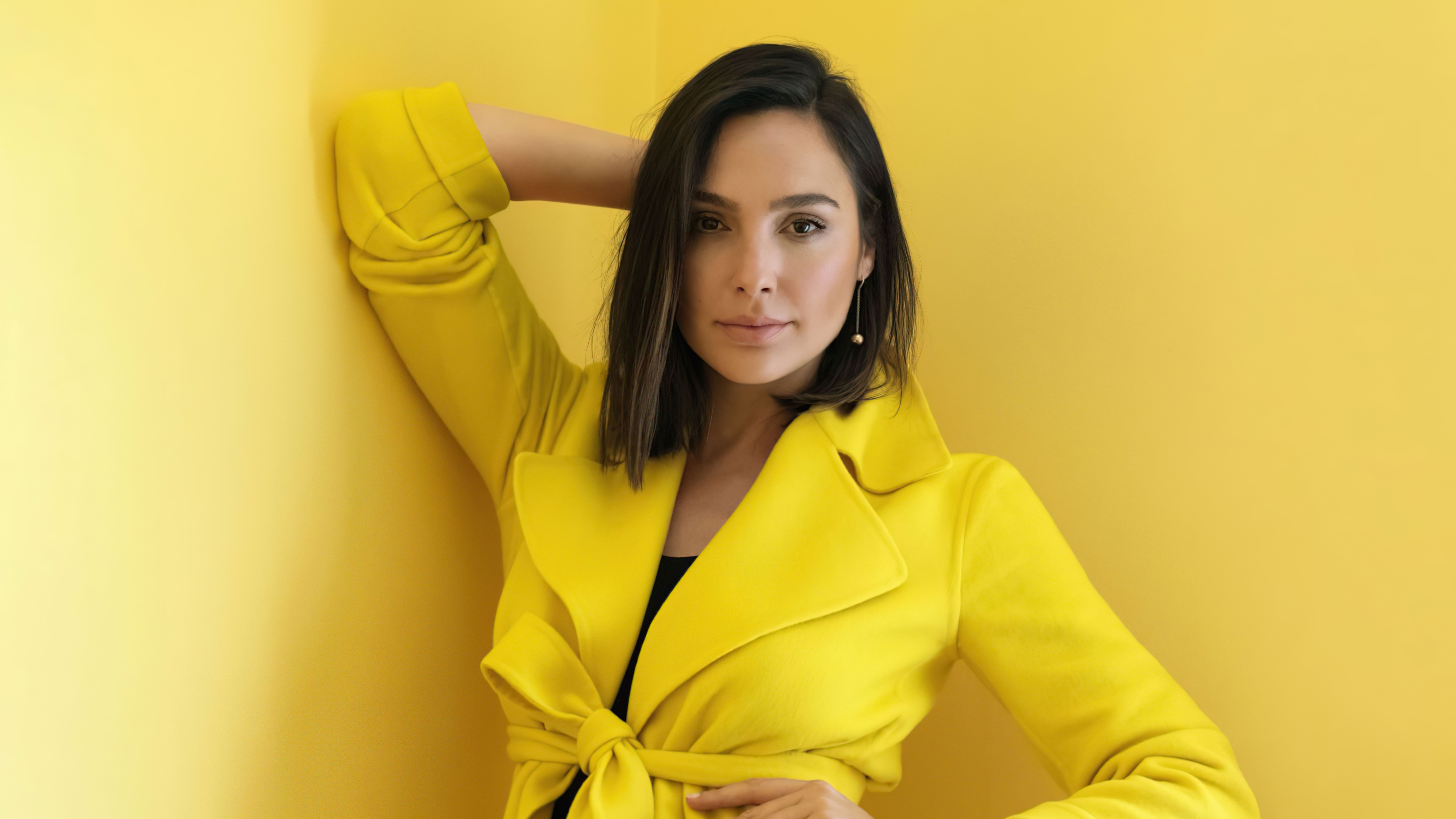 Gal Gadot in a yellow coat HD Wallpaper