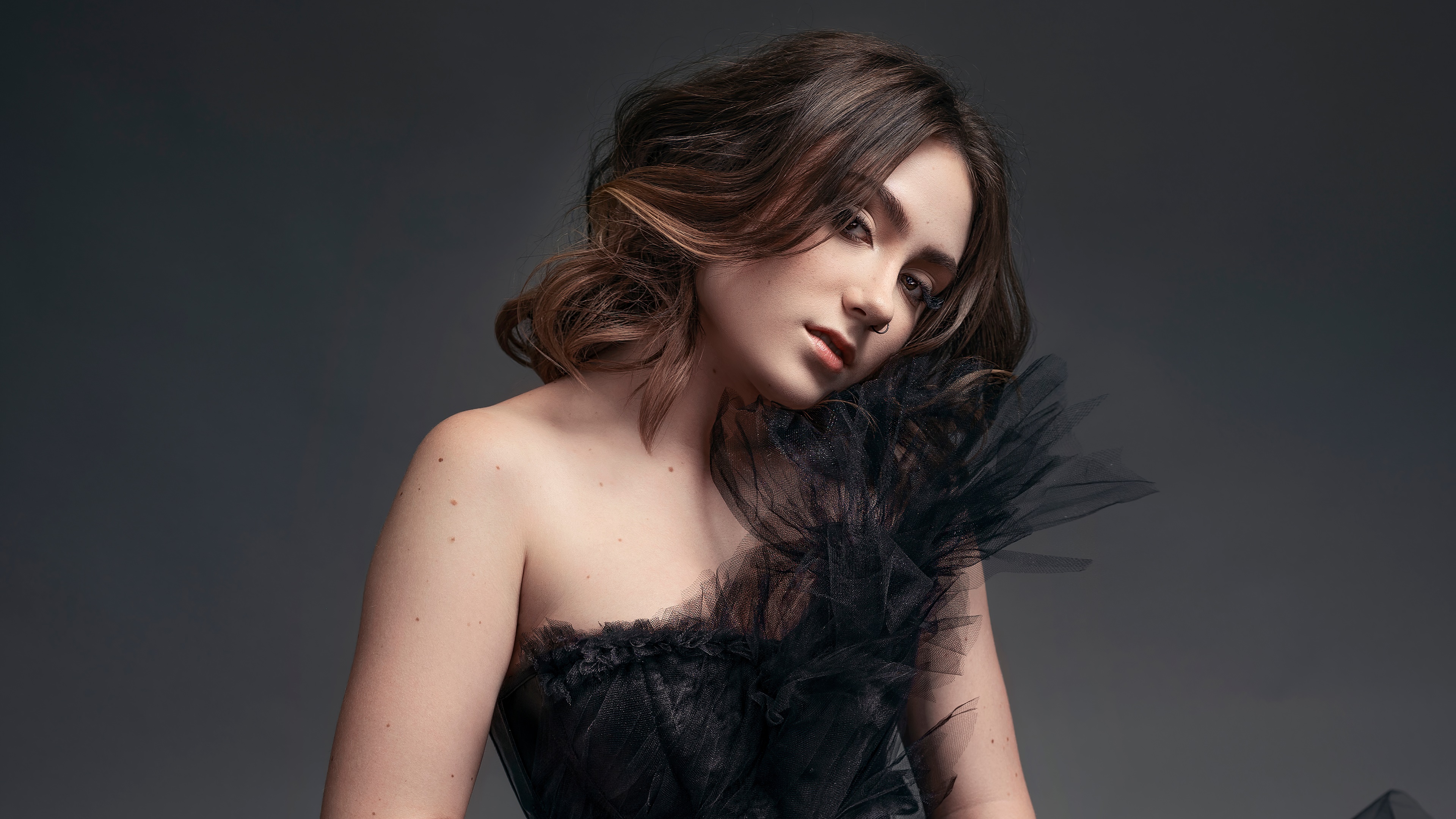 Model in black dress HD Wallpaper
