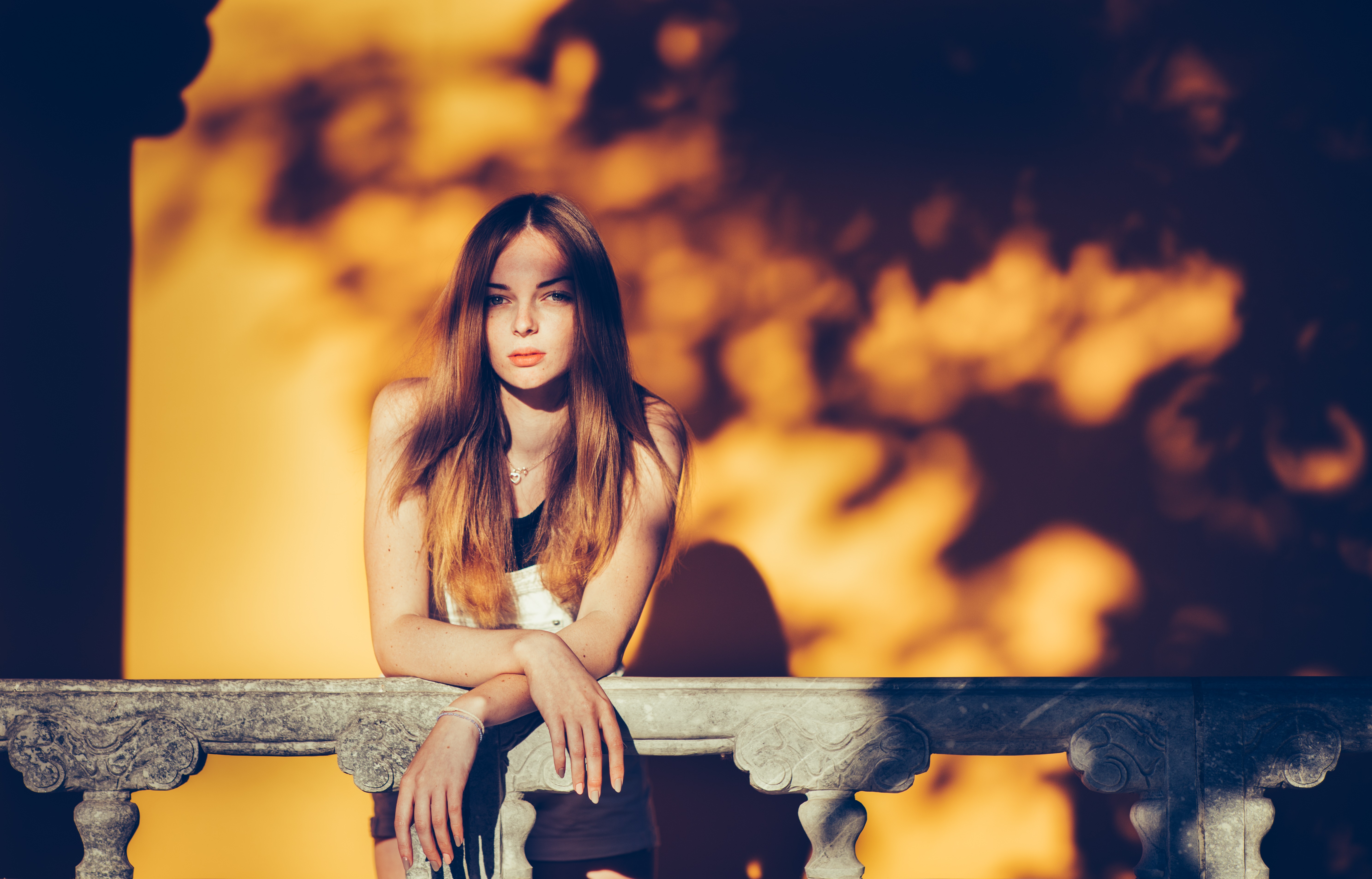 Blonde girl leaning on a railing HD Wallpaper