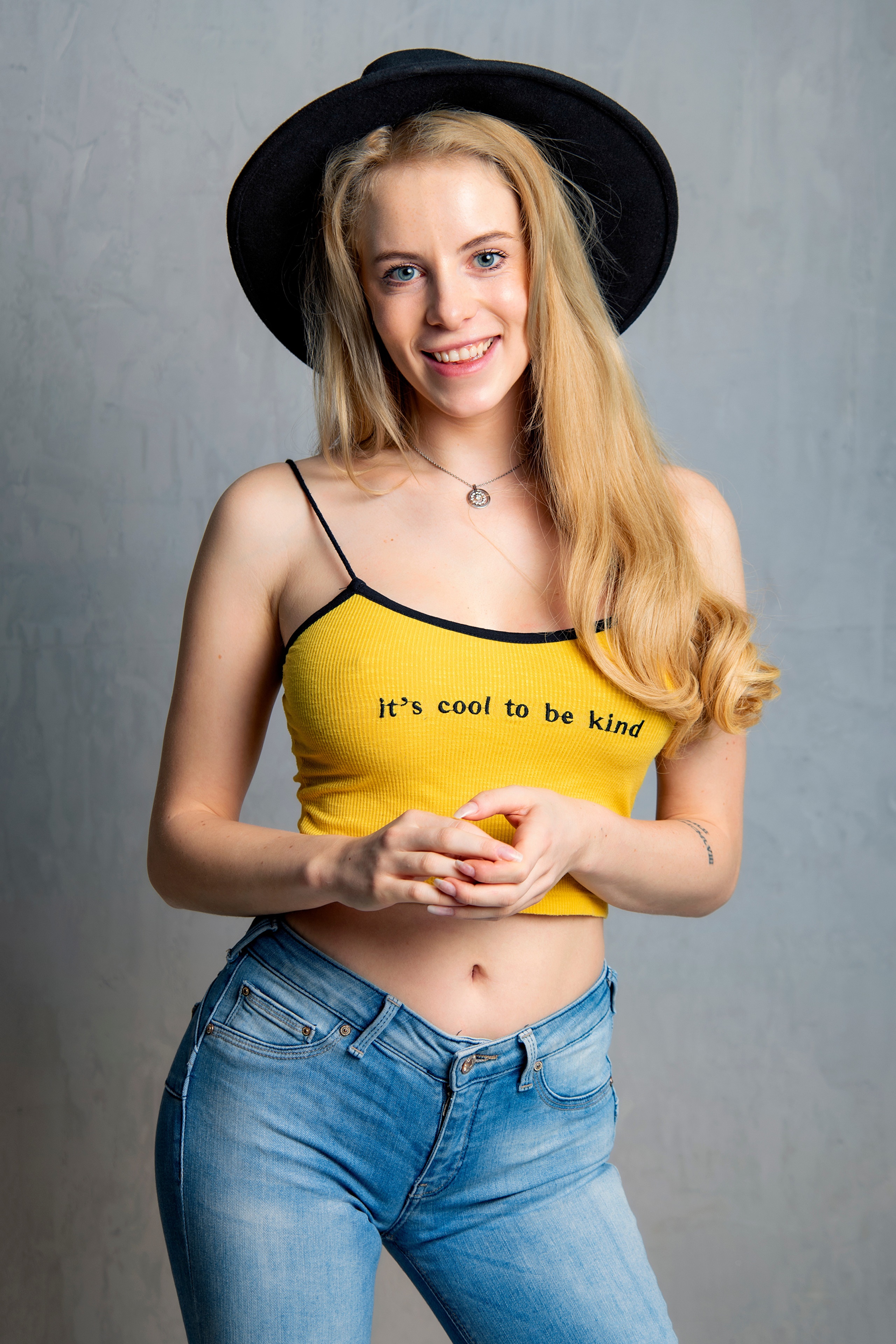 Chrissi, Blonde girl wearing a hat and yellow singlet HD Phone Wallpaper