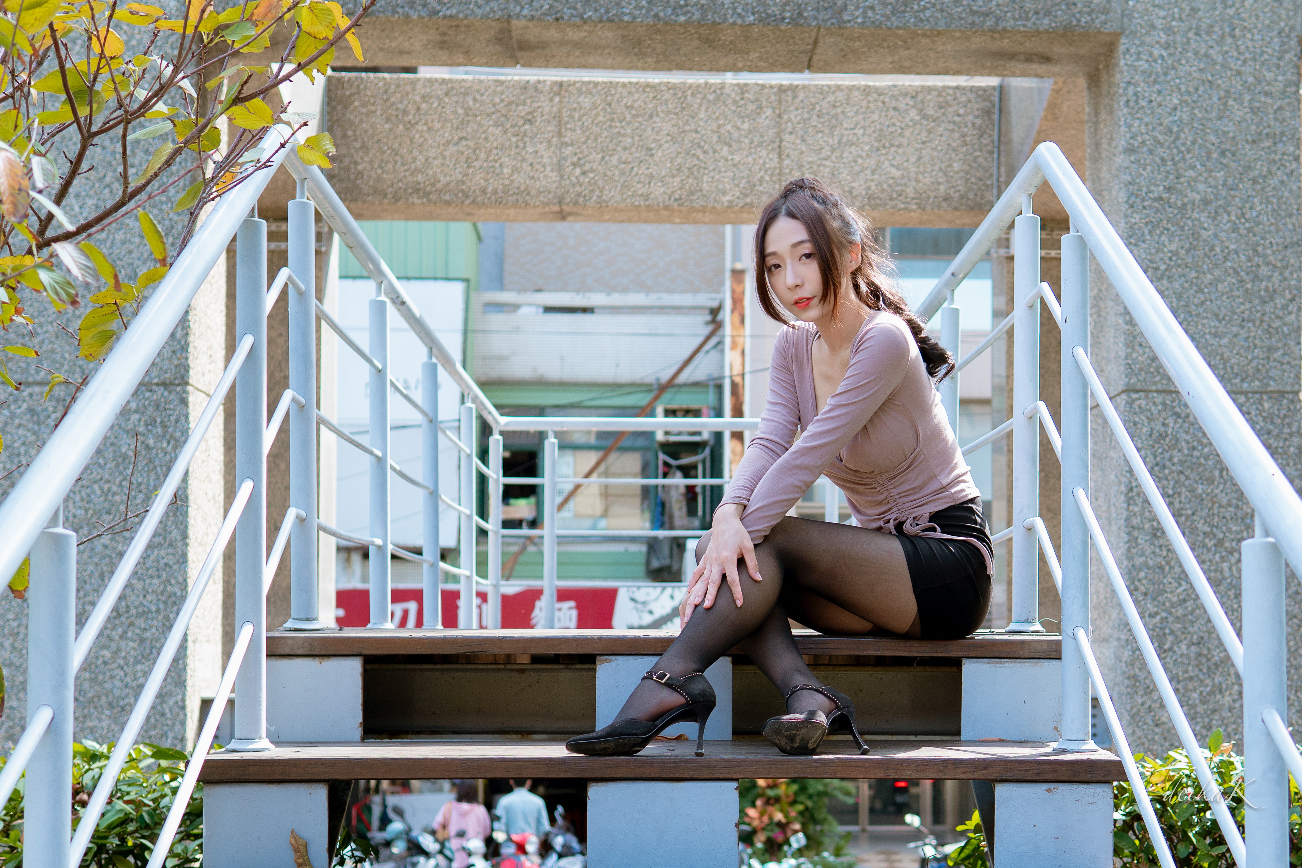Asian woman sitting on stairs wearing pantyhose and stilettos HD Wallpaper