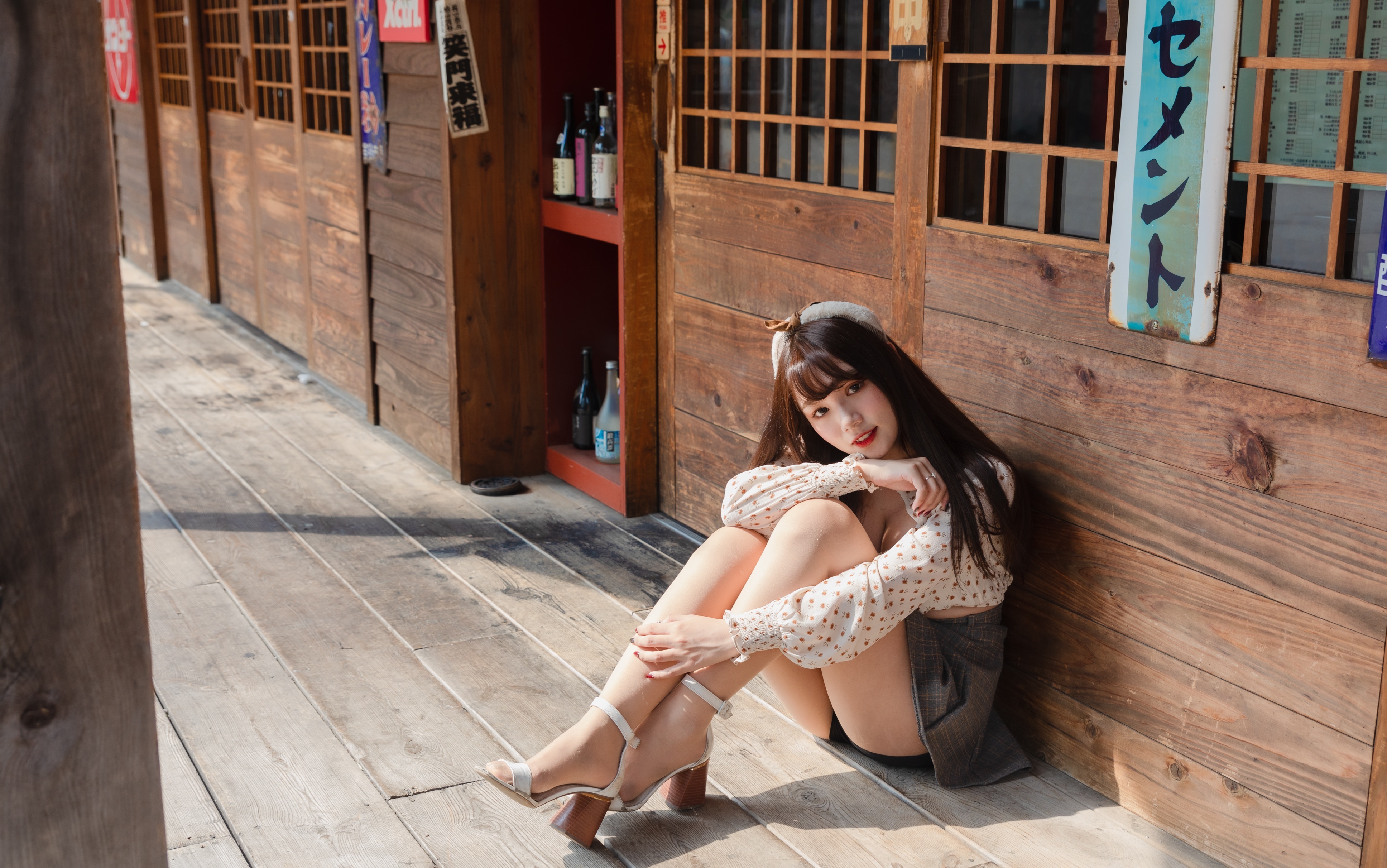 Brunette girl sitting on wooden floor HD Wallpaper