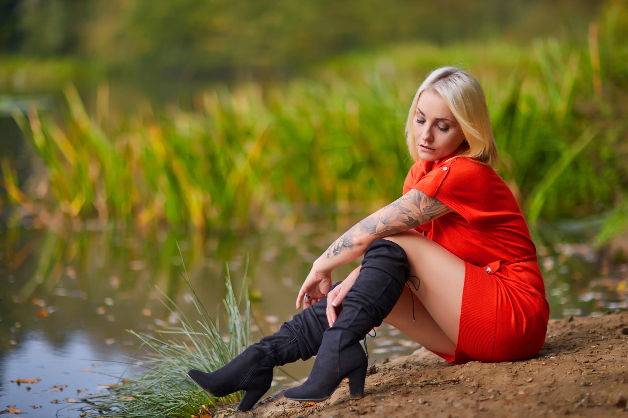 Blonde woman with tattoos wearing a red dress and boots HD Wallpaper