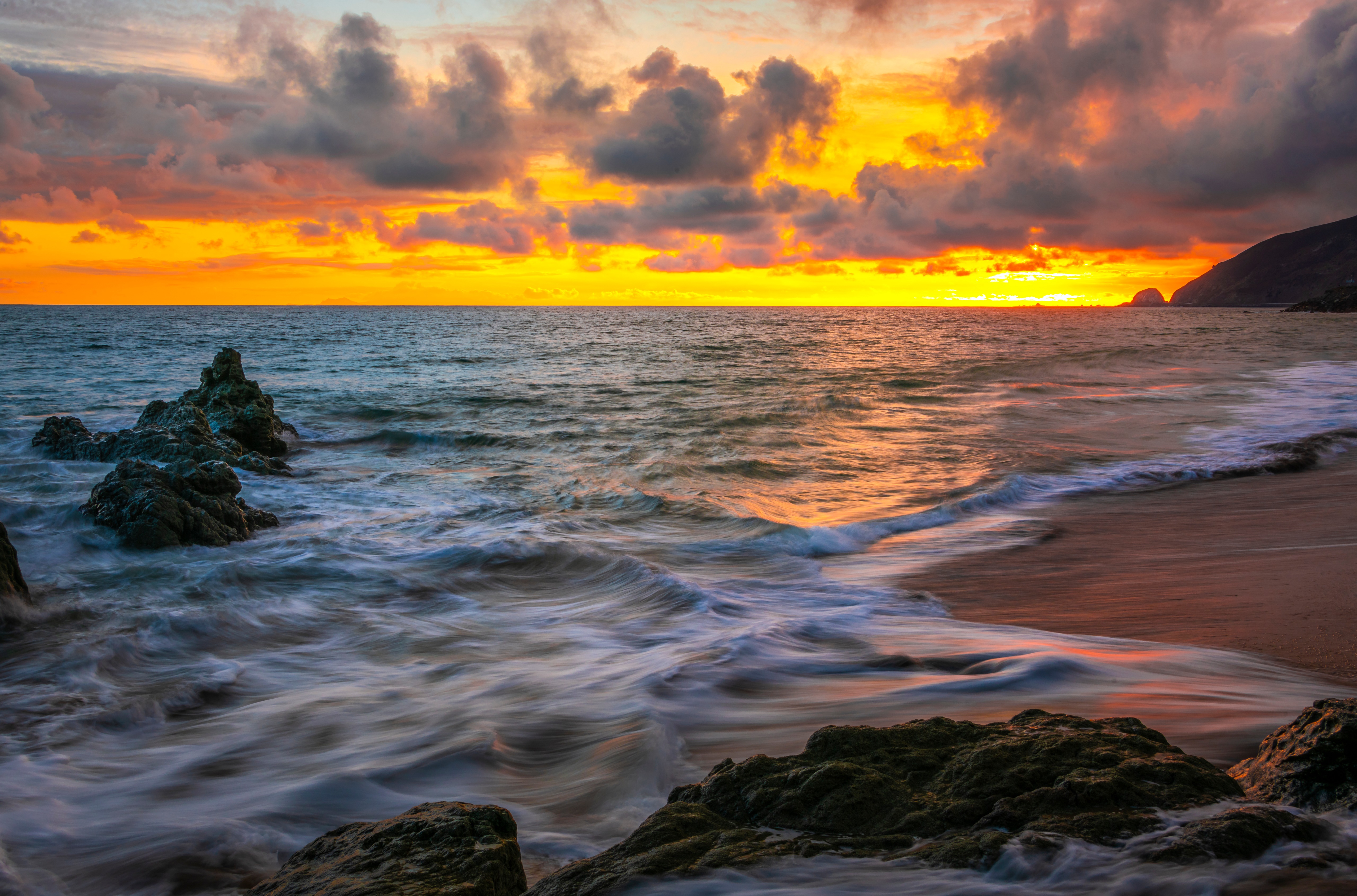 Sunset over the ocean coast in California HD Wallpaper