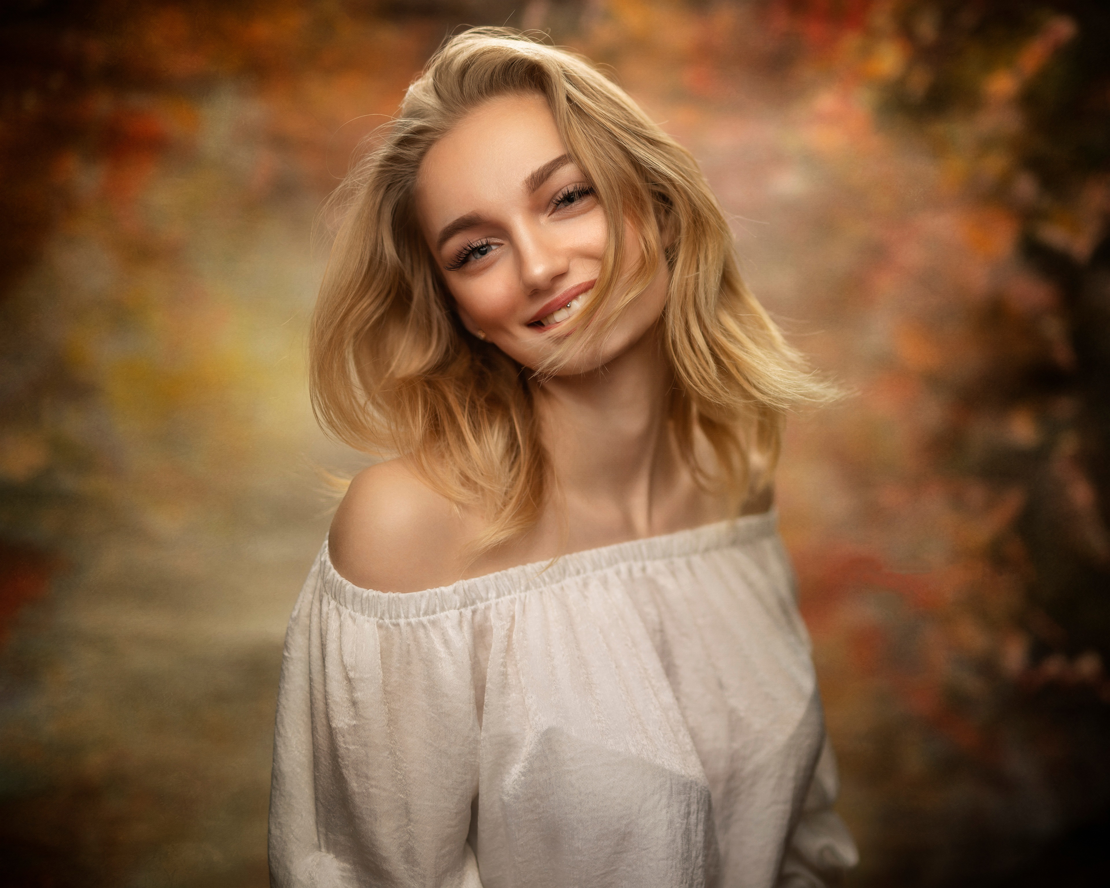 Wiktoria, a blonde girl with a smile HD Wallpaper