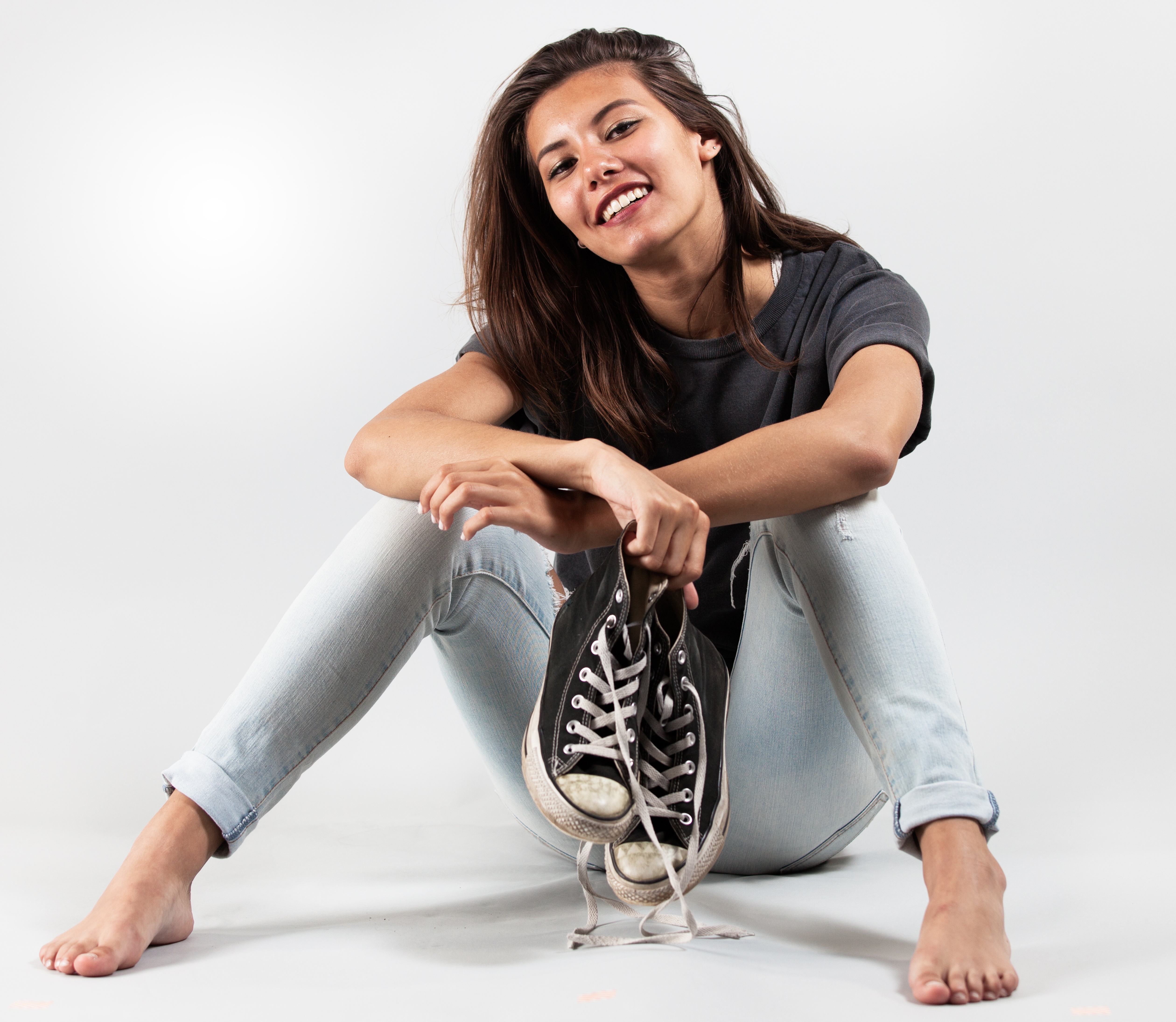 Woman sitting with shoes in hand HD Wallpaper