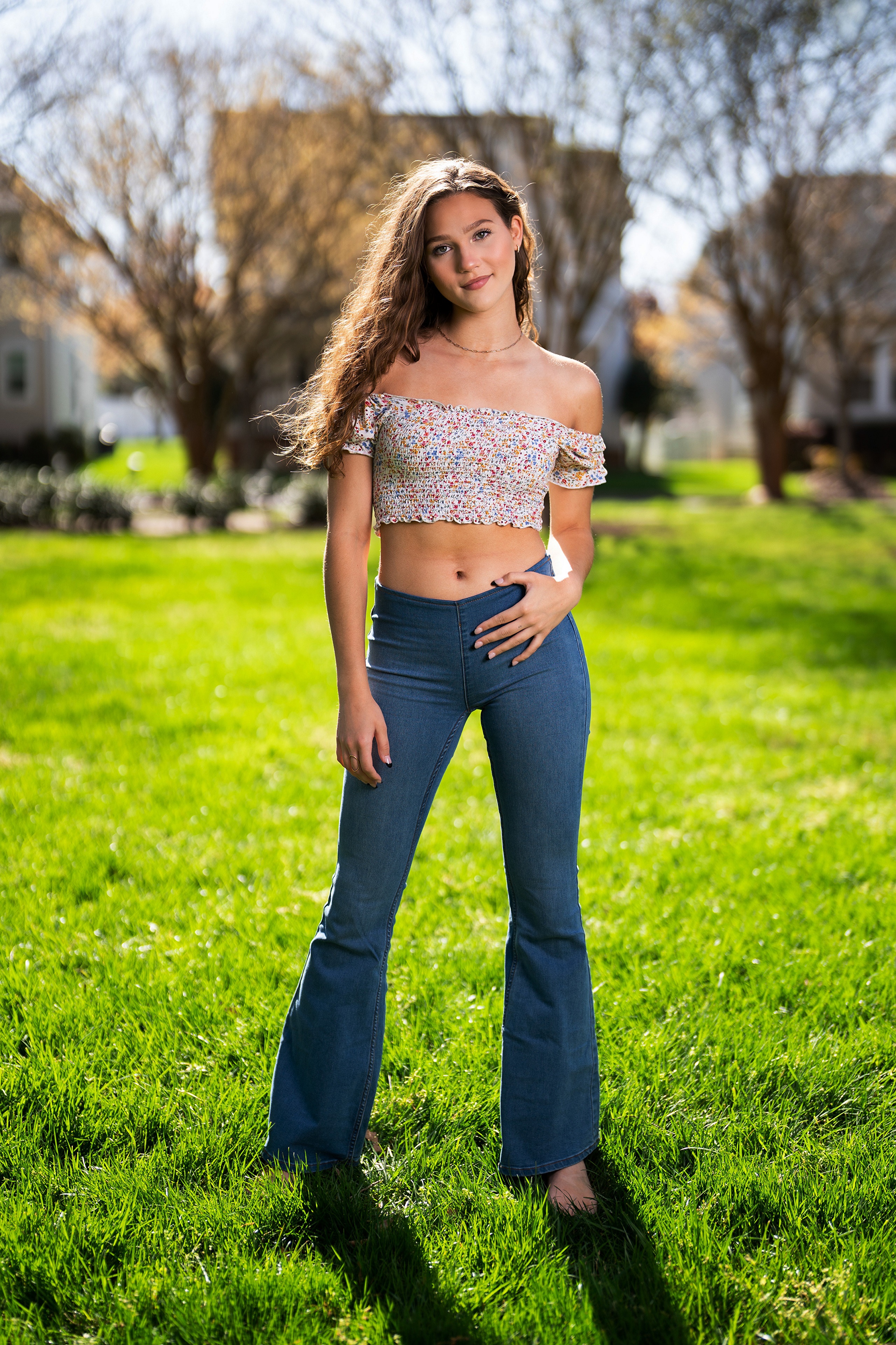 Girl in off-the-shoulder blouse and bell-bottom jeans HD Phone Wallpaper