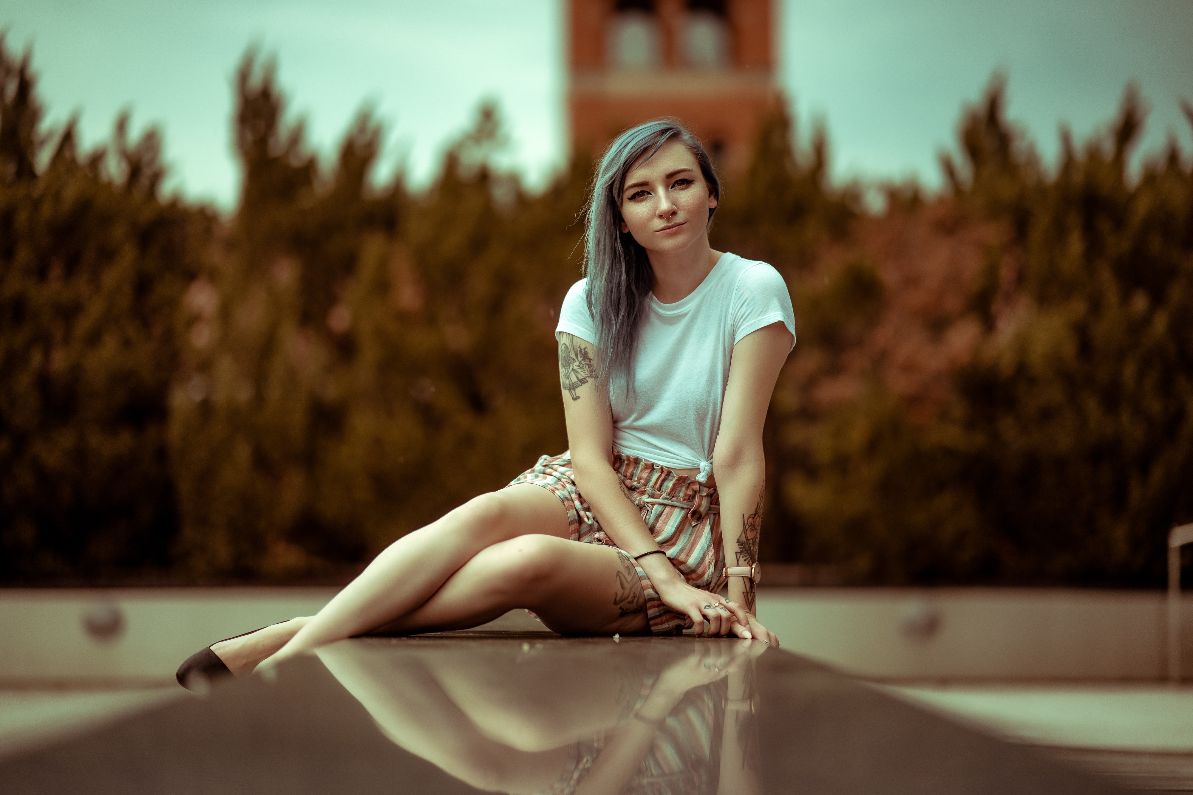 Woman with blue hair sitting outdoors HD Wallpaper