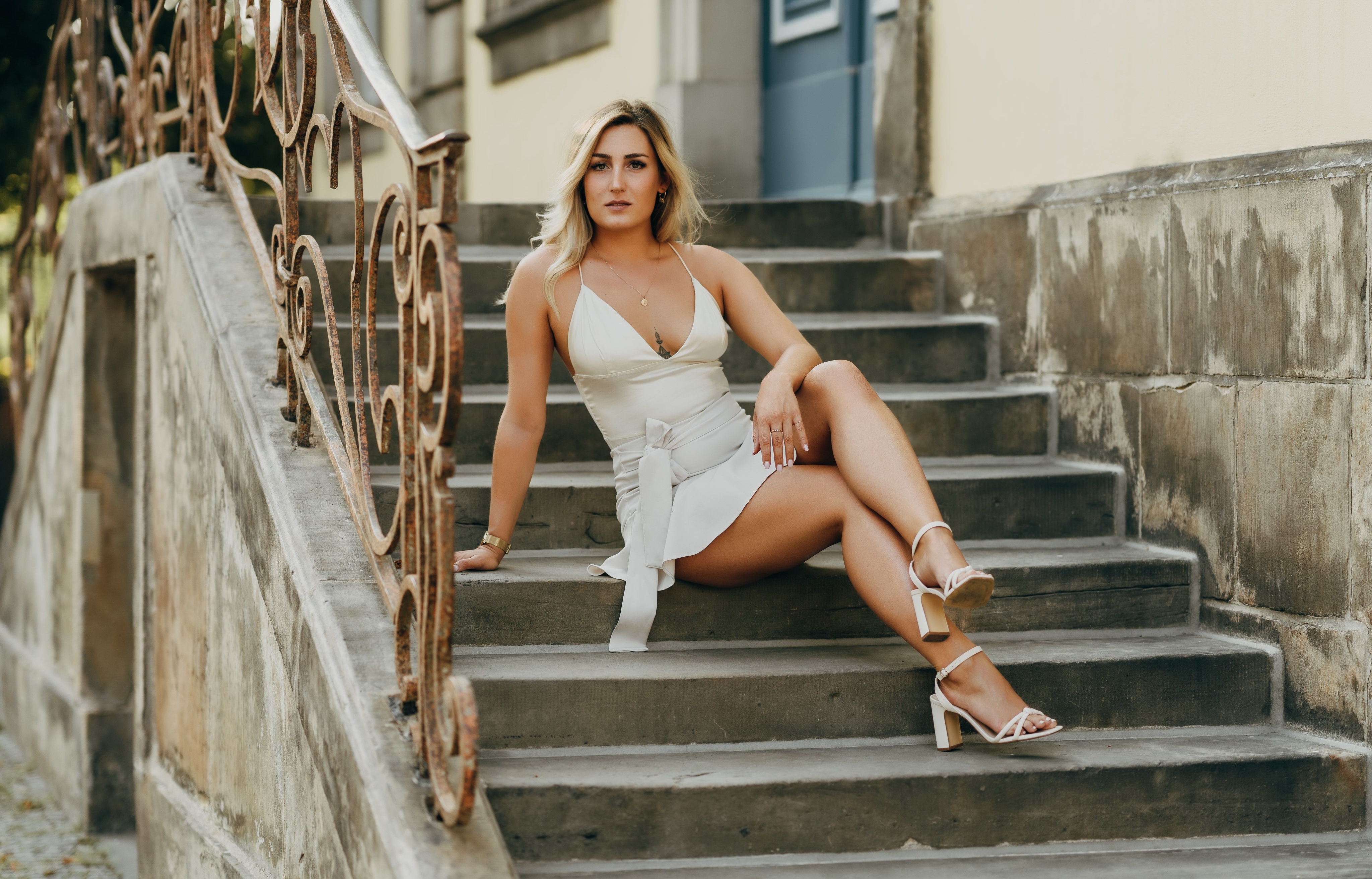 Blonde girl sitting on stairs in a dress HD Wallpaper