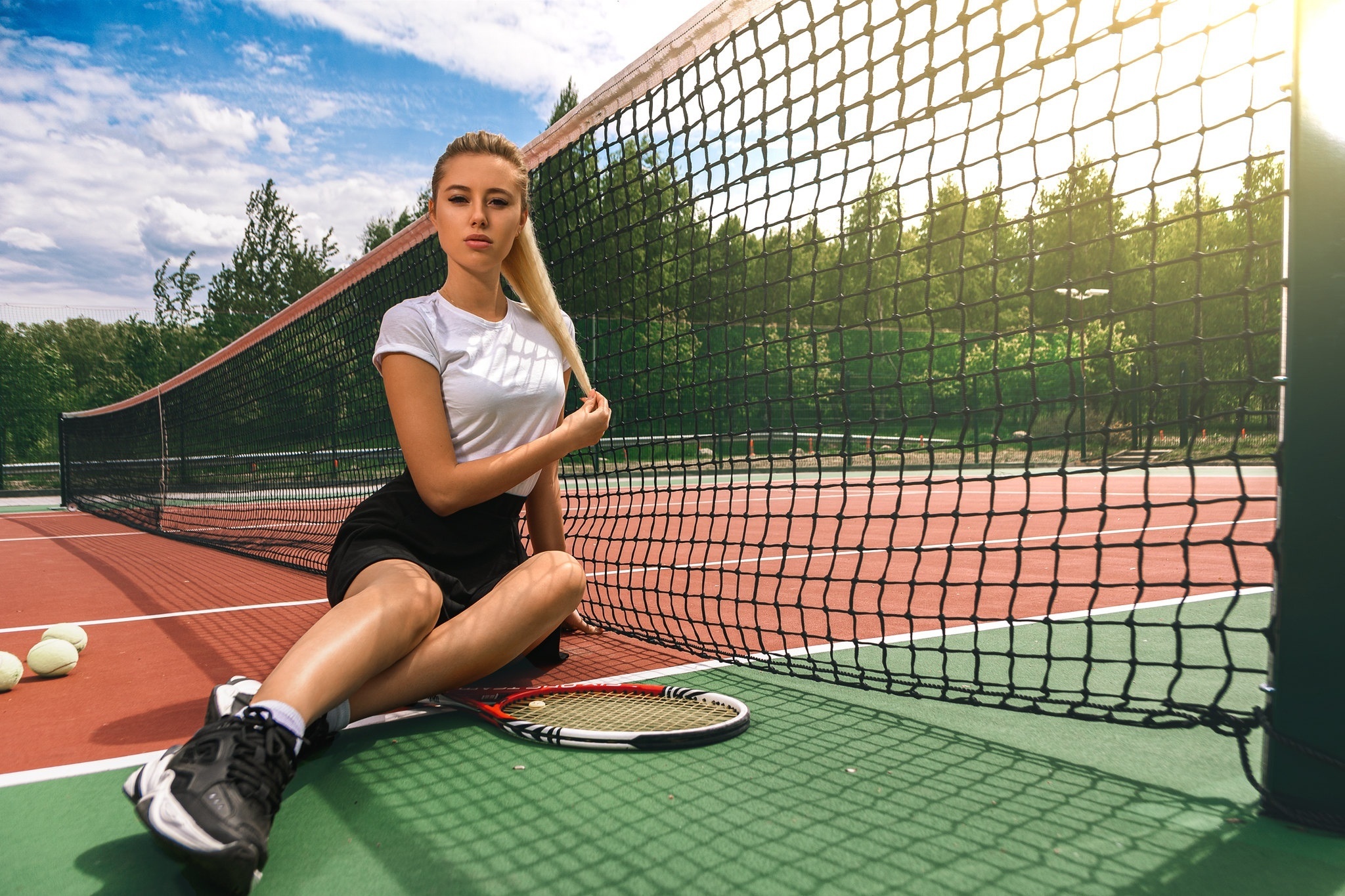 Blonde girl sitting on a tennis court with a racket HD Wallpaper