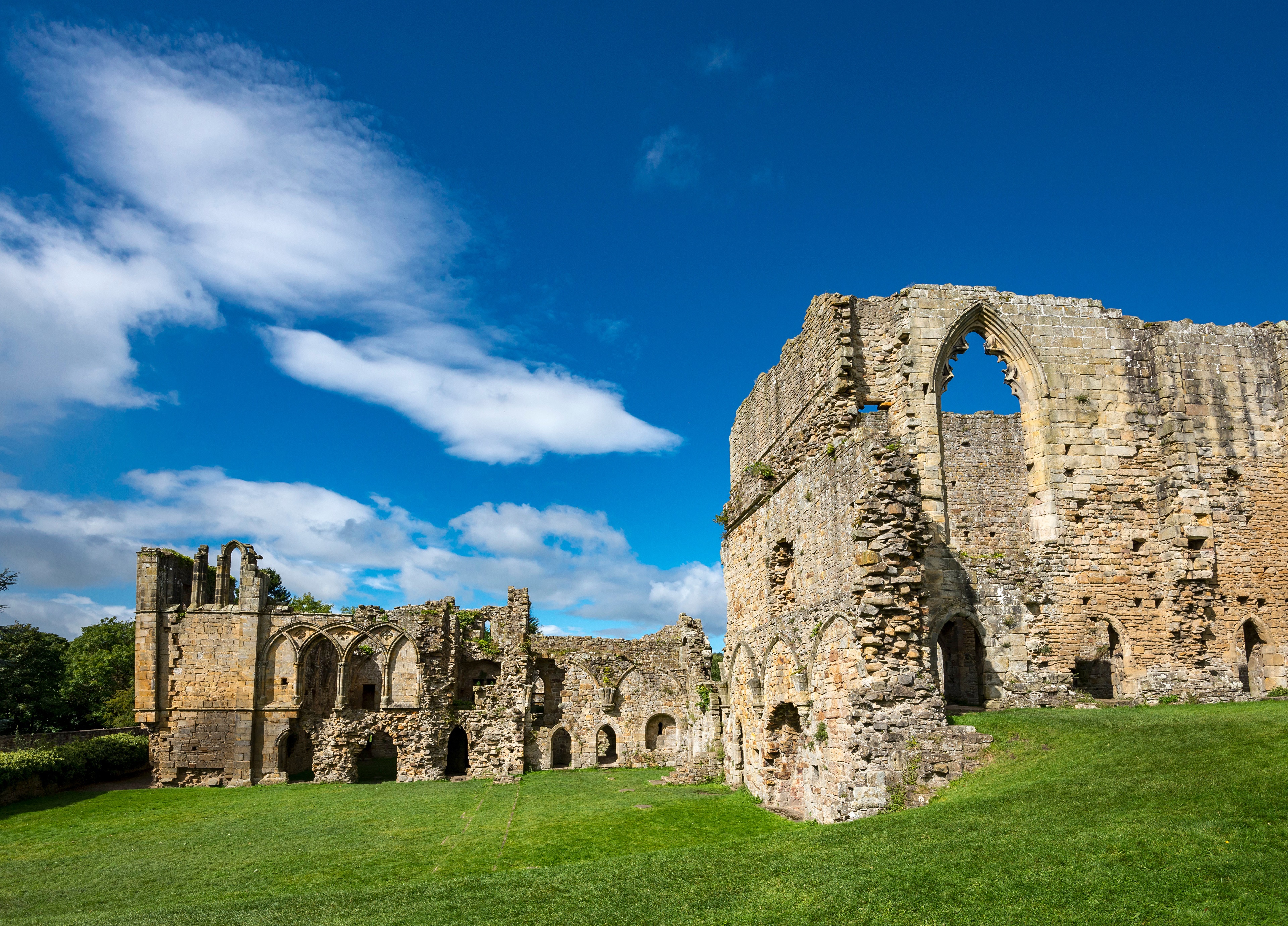 Easby Abbey Ruins in England under a blue sky HD Wallpaper