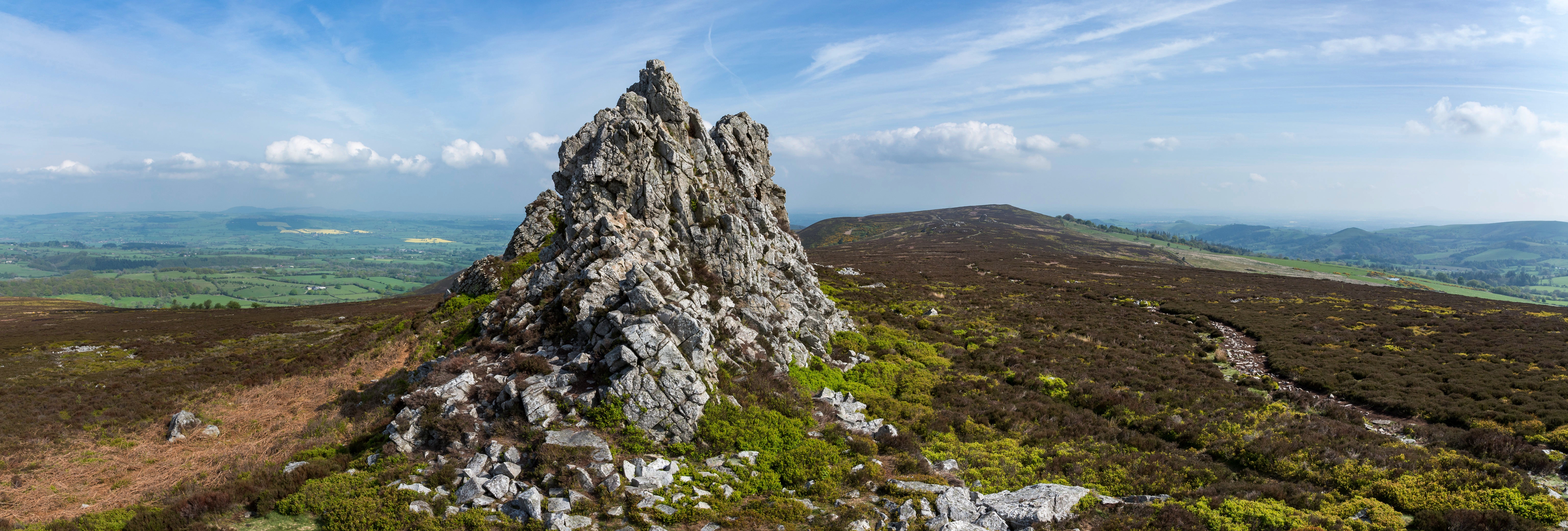 Rocky outcrop on a heather-covered hill in Shropshire, England HD Wallpaper