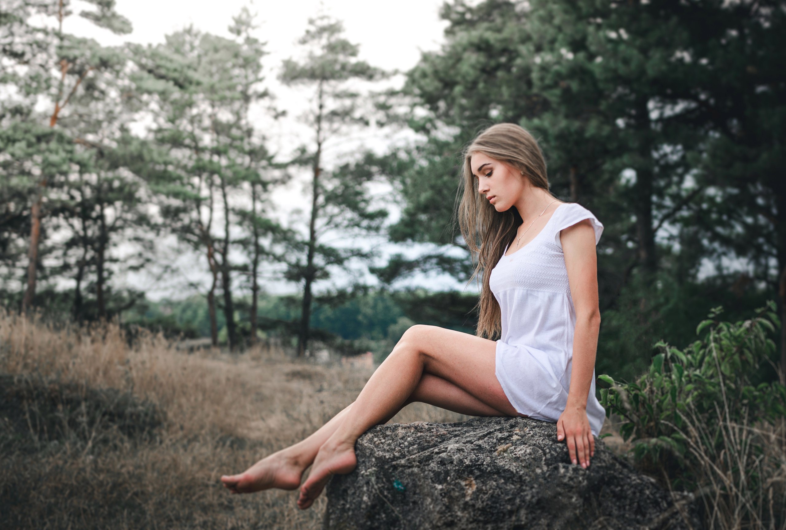 Woman in white dress sitting on a rock HD Wallpaper