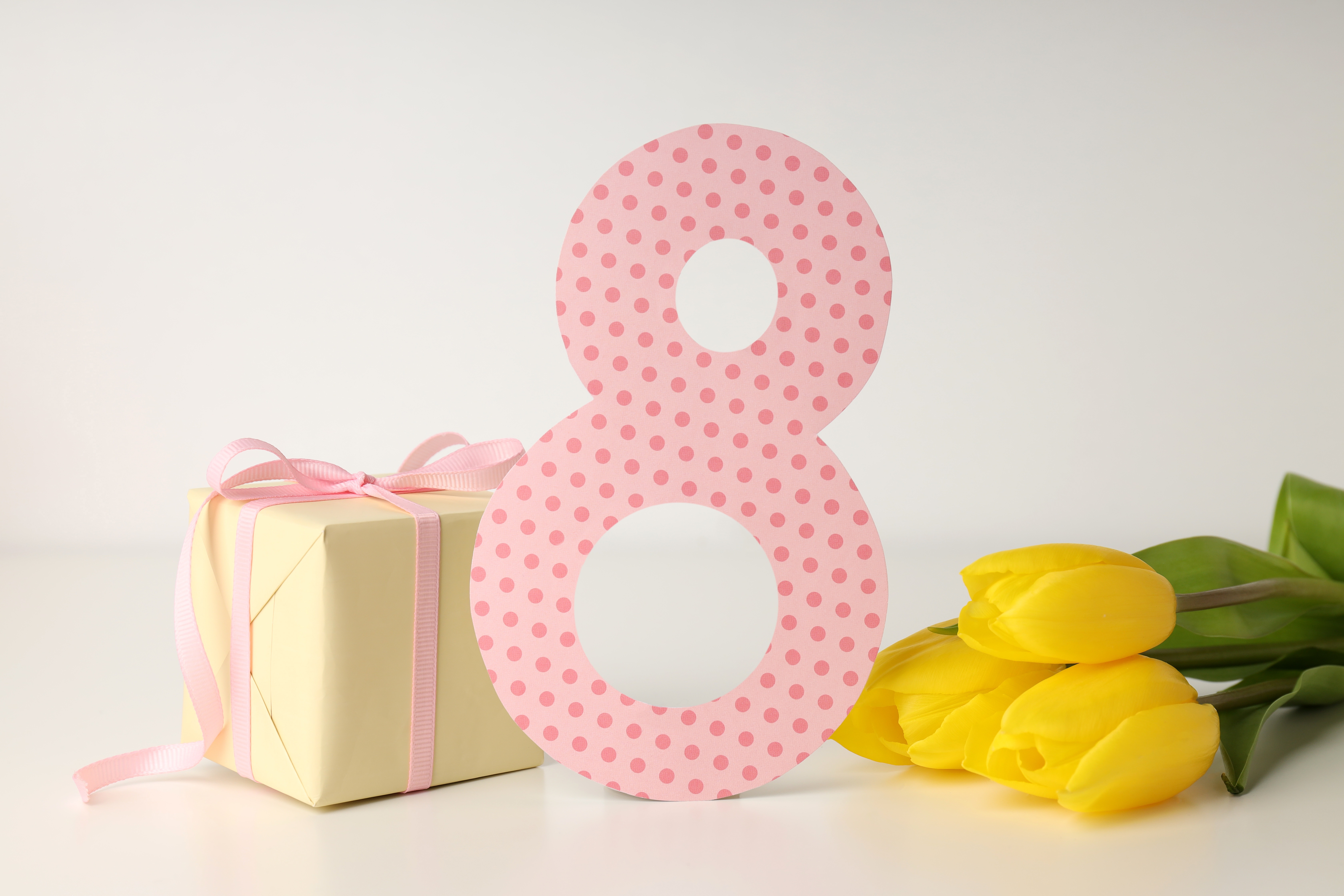 Number 8 with gift and yellow tulips HD Wallpaper