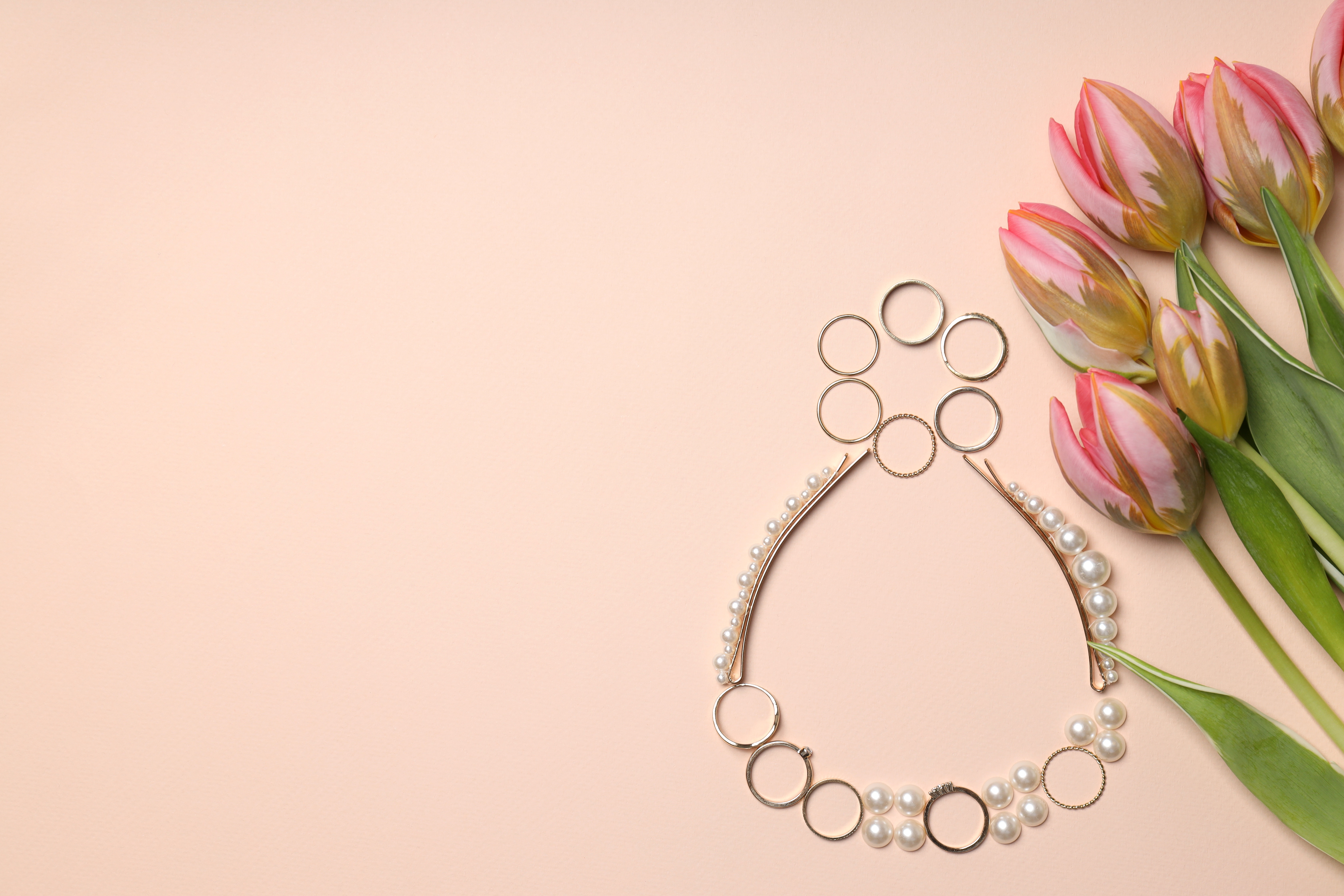 Tulips and jewelry arranged in the shape of the number 8 HD Wallpaper