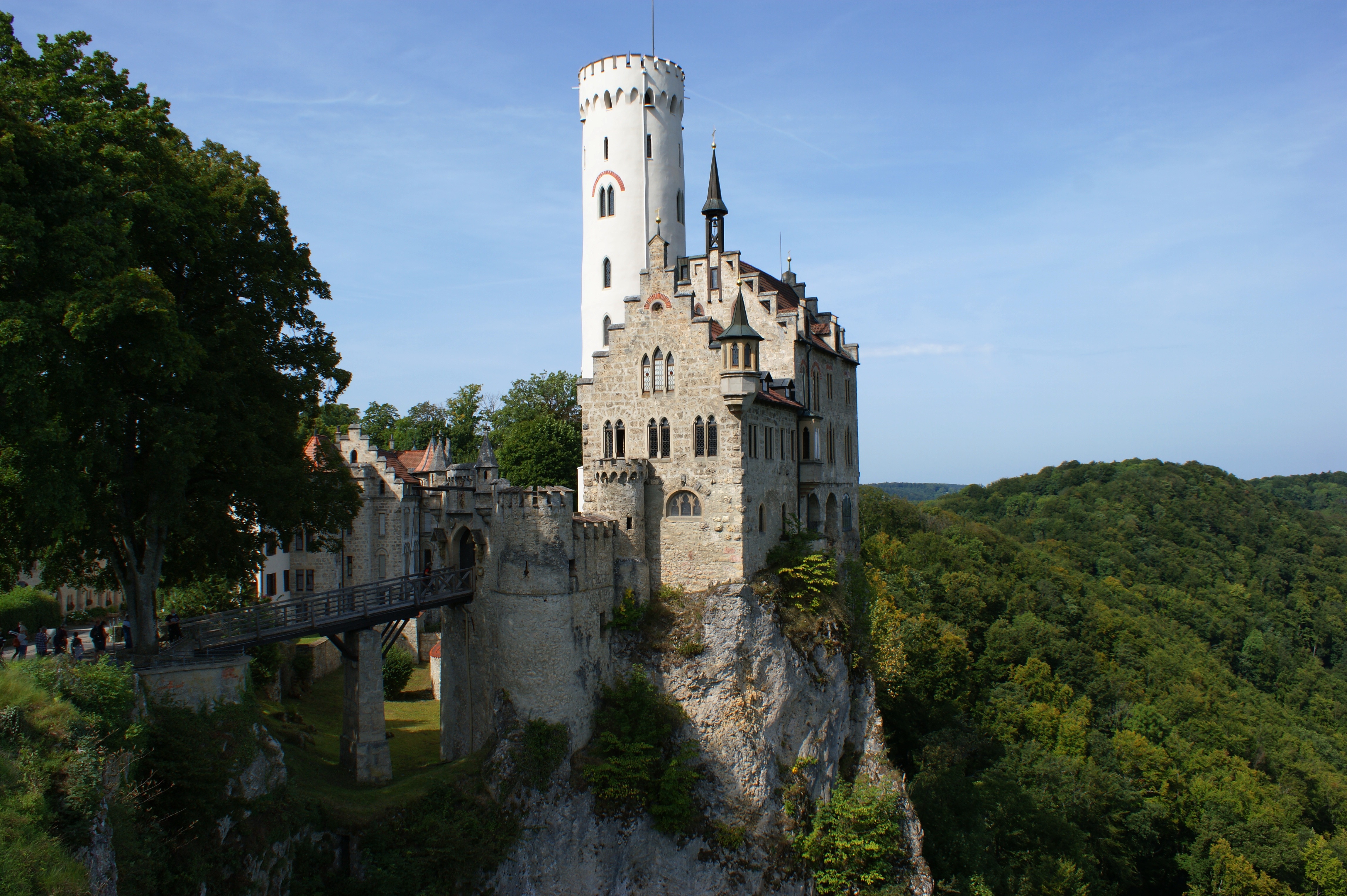 Castell Lichtenstein on a rocky crag in Germany HD Wallpaper